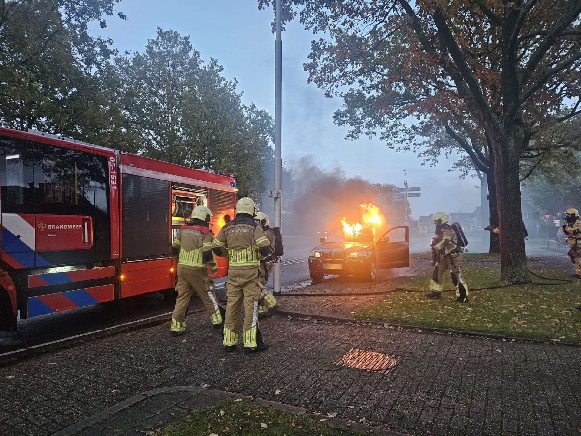 Auto in brand aan Langestraat in Delden