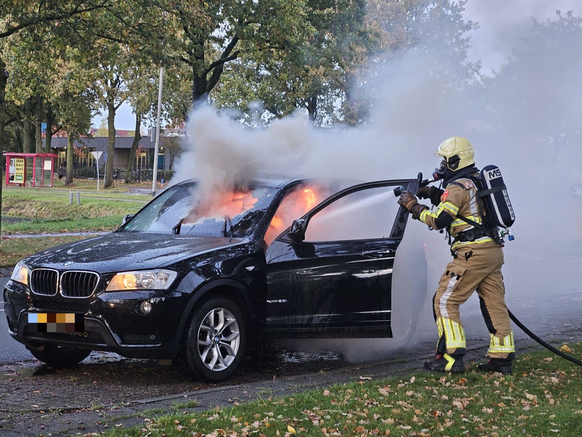 Auto in brand aan Langestraat in Delden