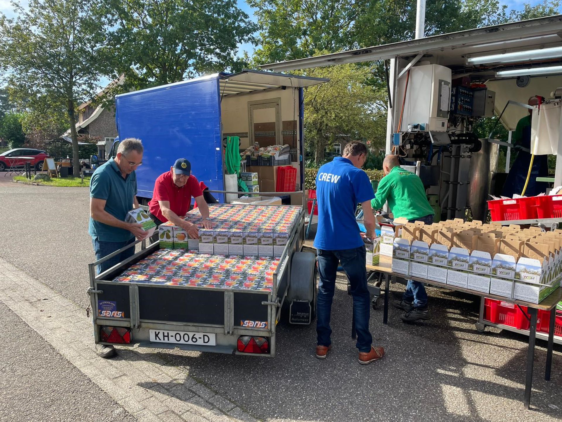 Lionsclub Delden schenkt 150 liter appelsap aan Voedselbank