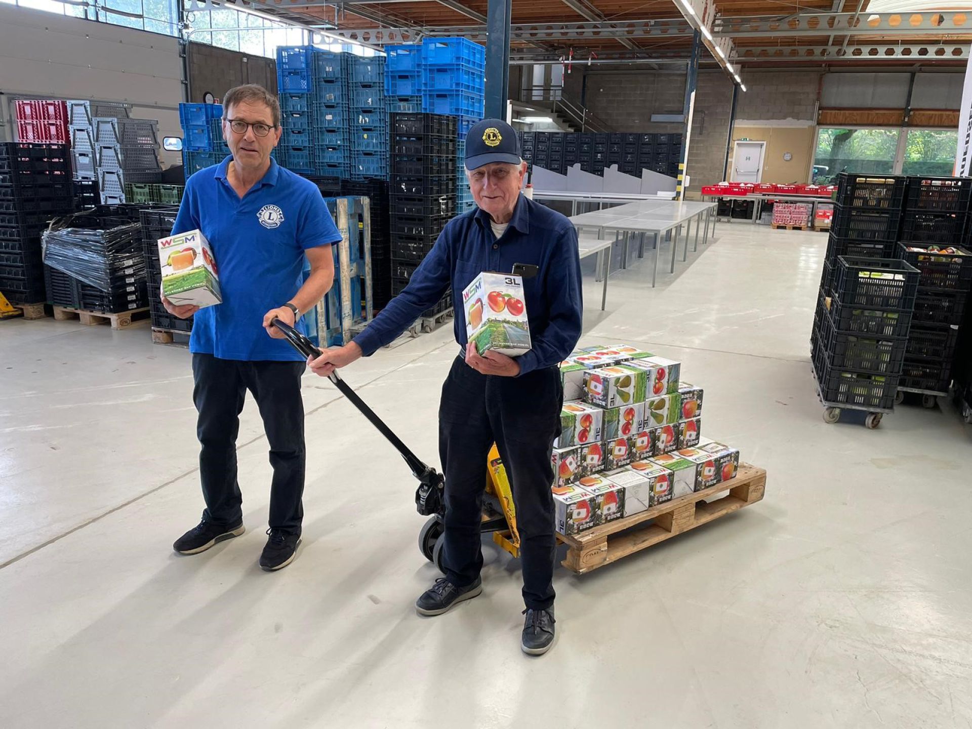 Lionsclub Delden schenkt 150 liter appelsap aan Voedselbank