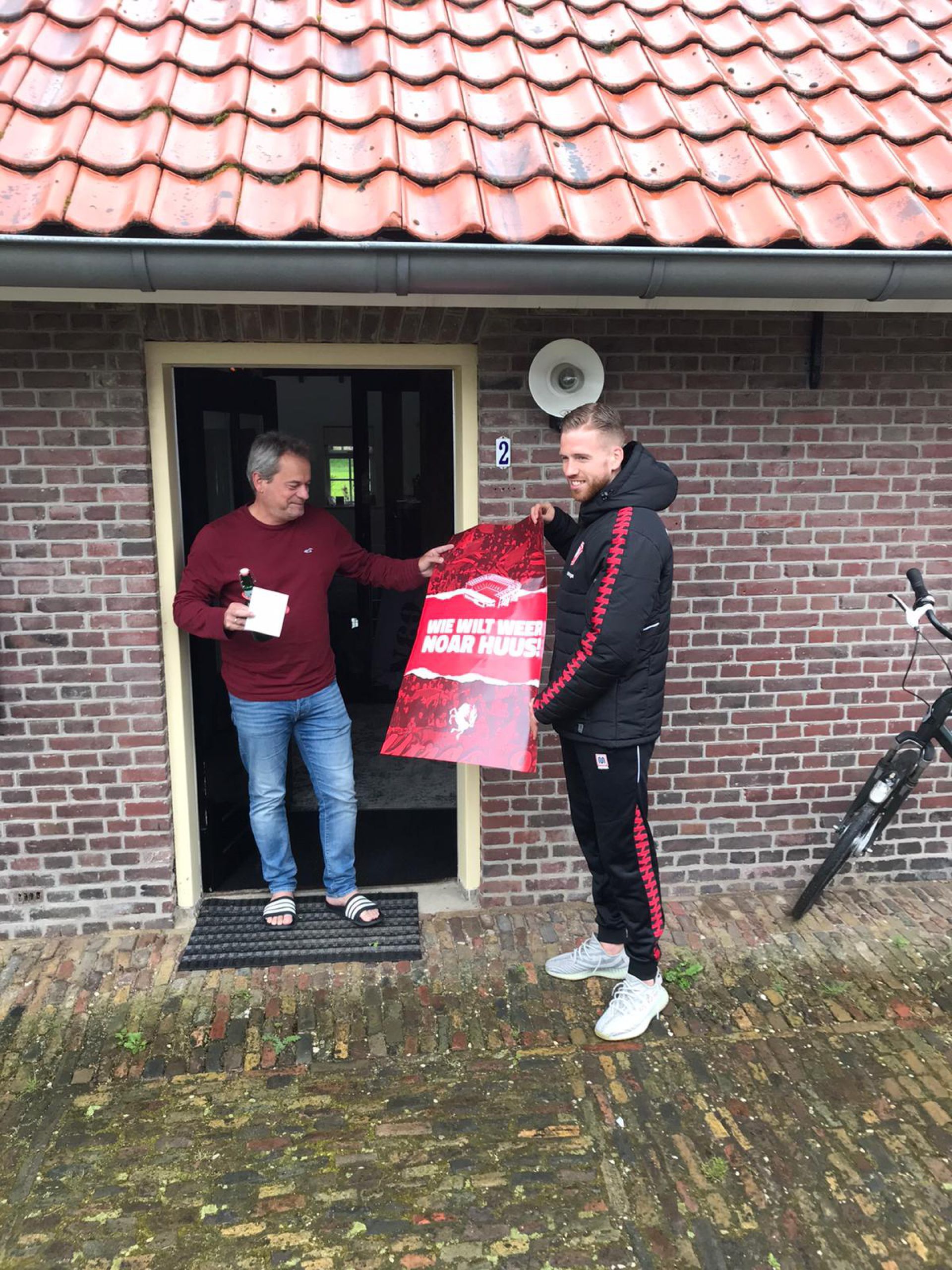 FC Twente-speler Gijs Smal trekt langs Deldense deuren om seizoenkaarthouders te bedanken