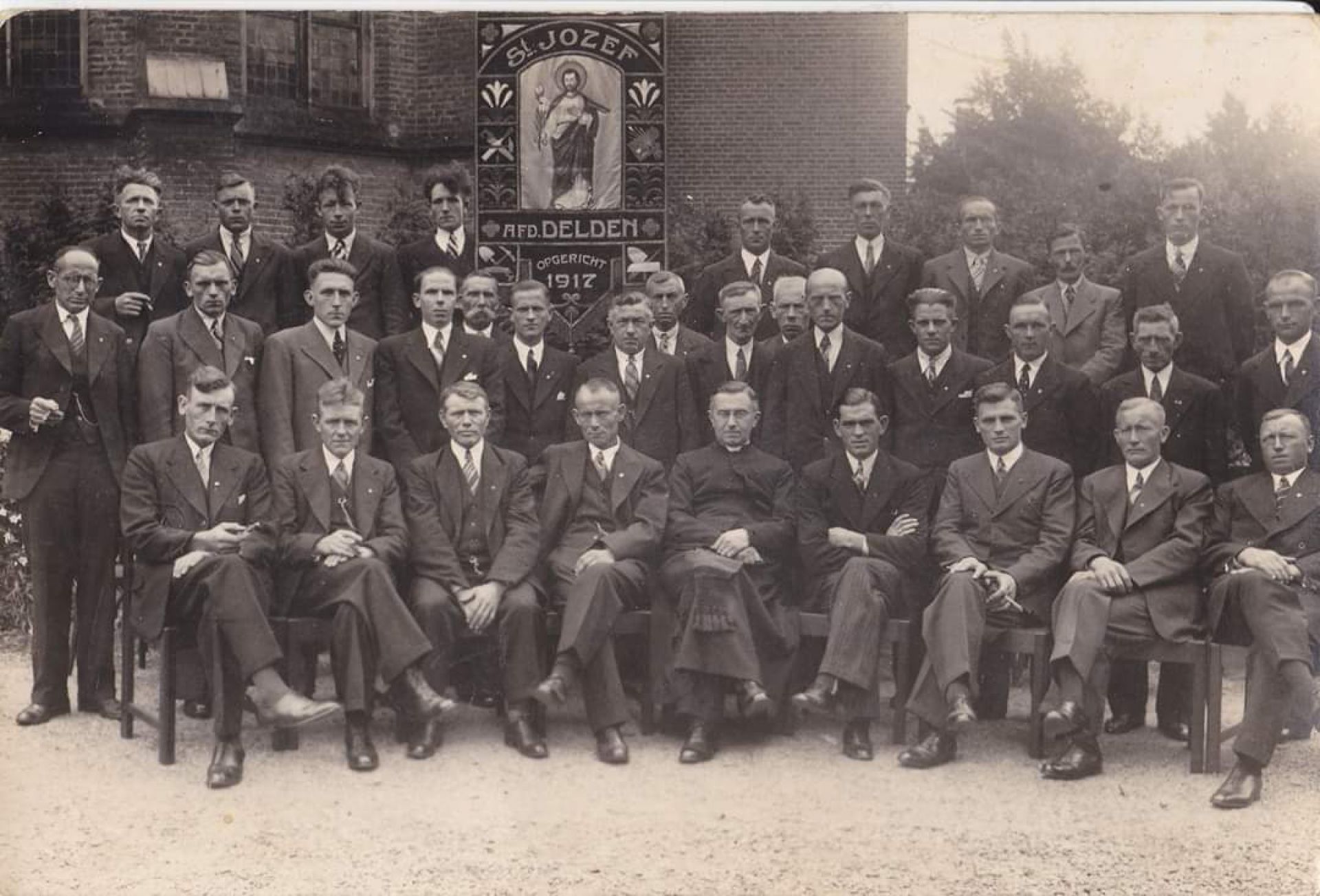 De geschiedenis van Delden in Beeld - Bouwlieden Parochiehuis in jaren dertig 