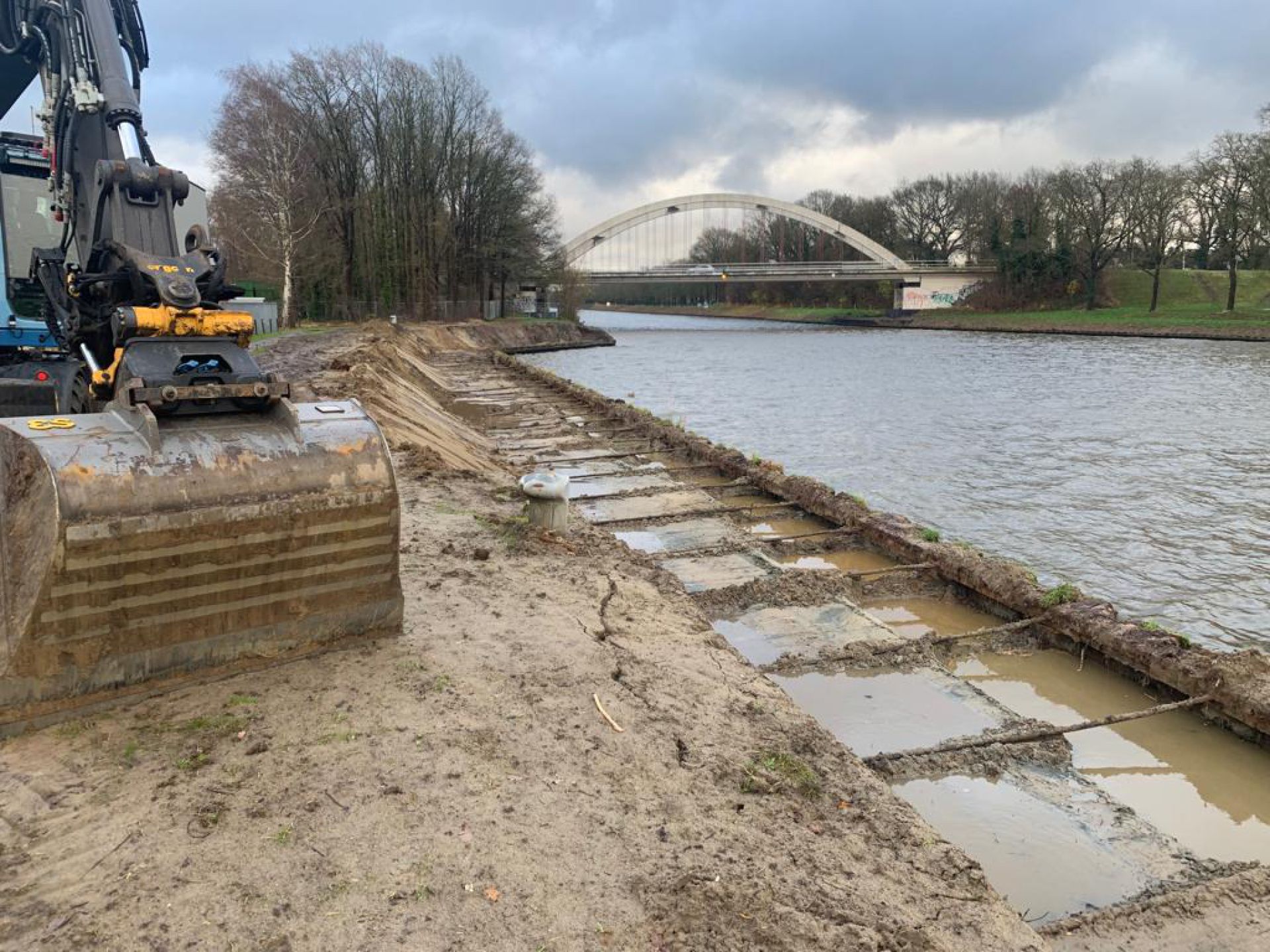 Rijkswaterstaat verplaatst 12 meter kade in Deldense haven