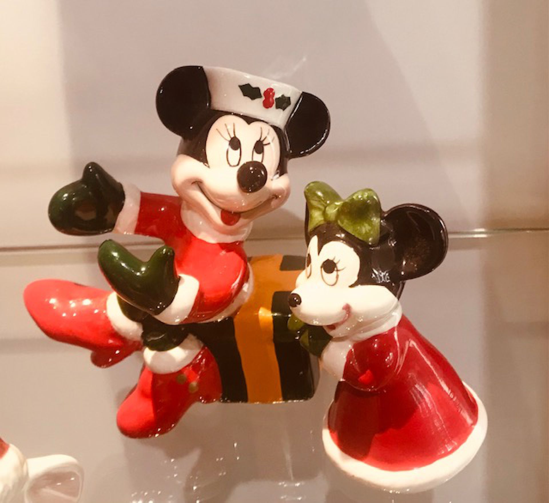 Zoutmuseum richt vitrines in met speciale kerst zoutvaatjes