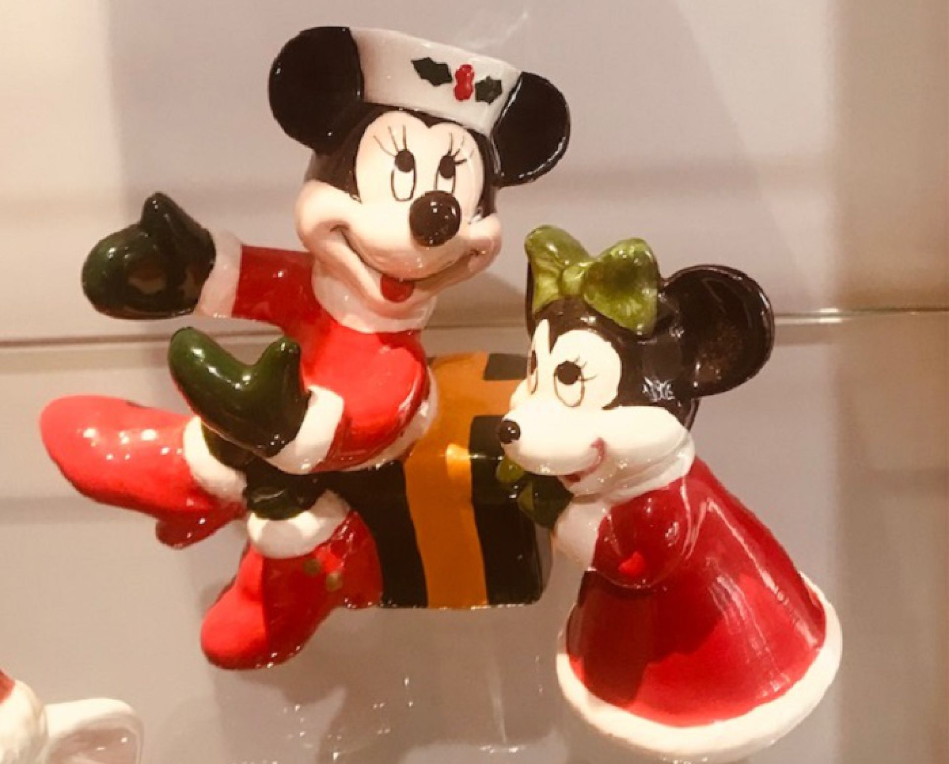Zoutmuseum richt vitrines in met speciale kerst zoutvaatjes