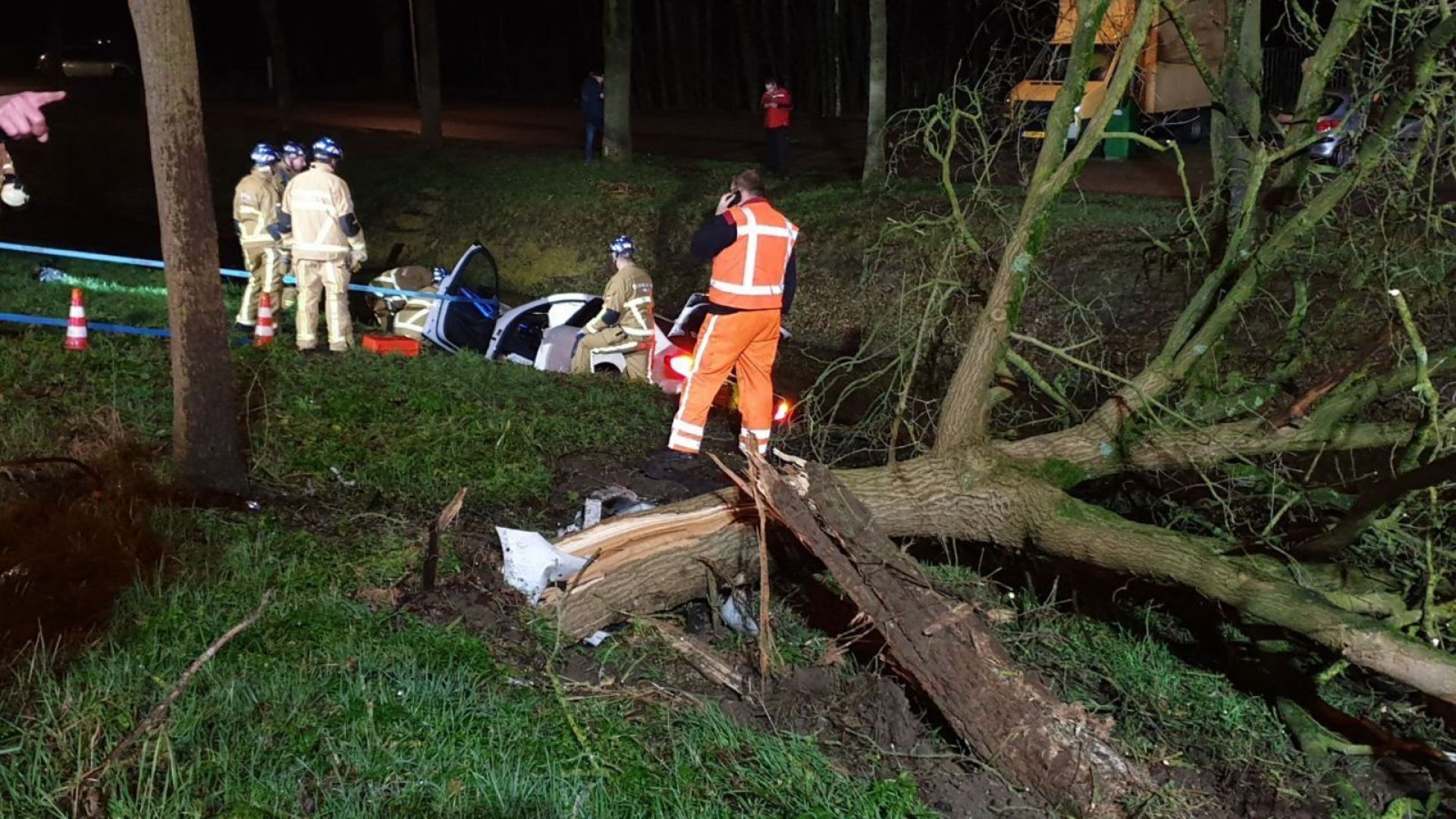 Auto van de weg op de A35 bij afrit Delden