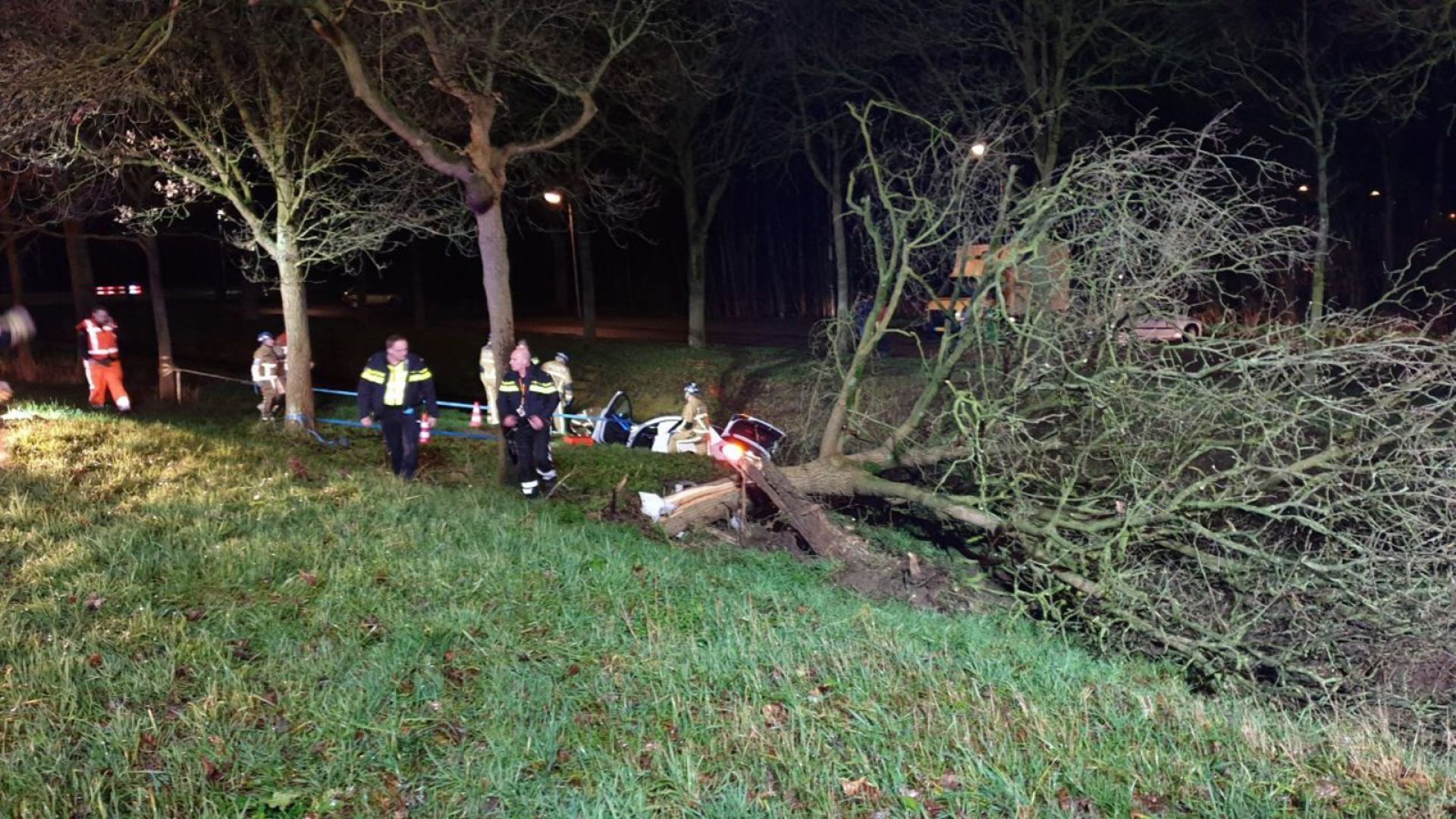 Auto van de weg op de A35 bij afrit Delden