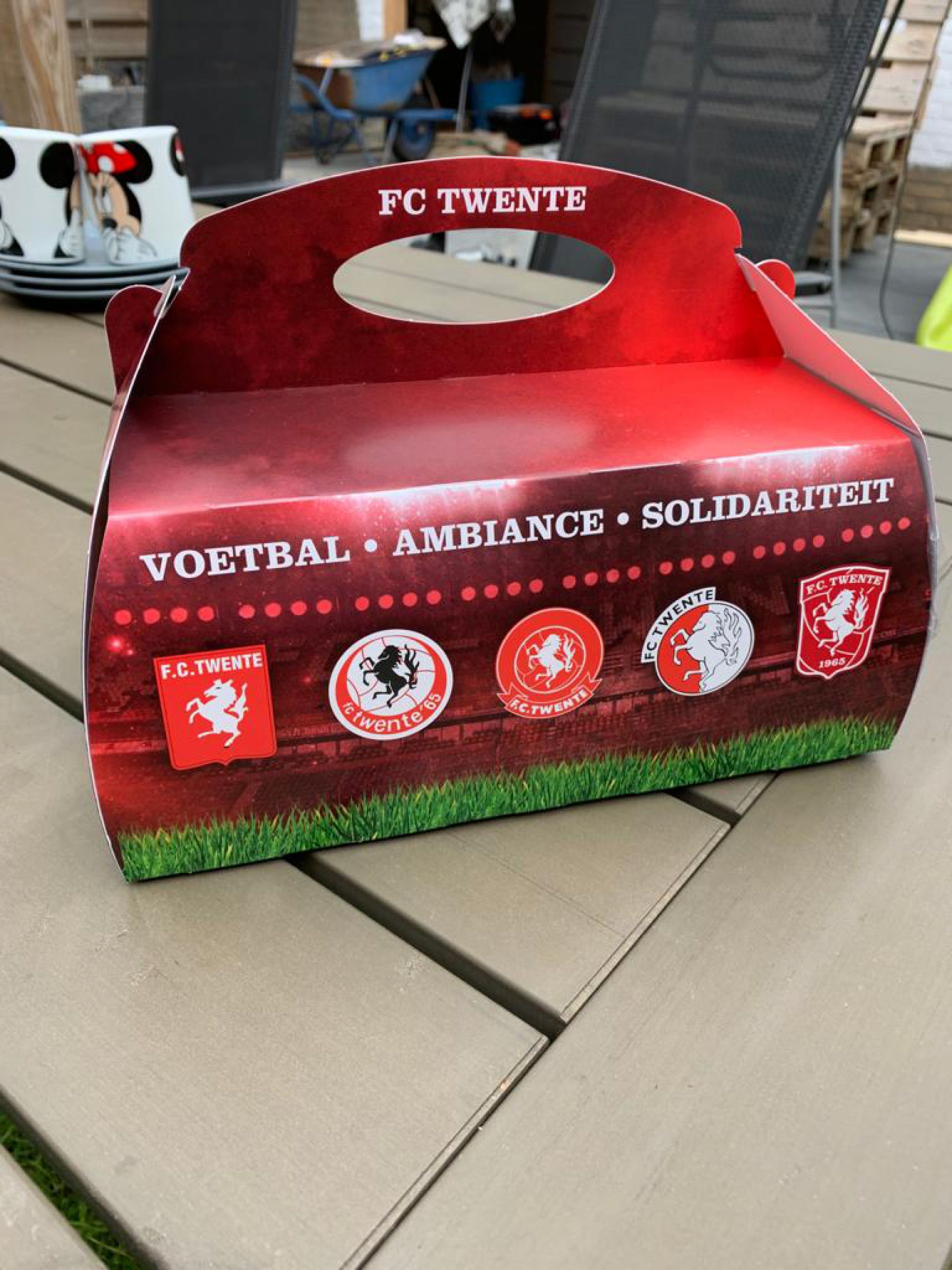 FC Twente deelt broodjes uit seizoenskaarthouders in Delden