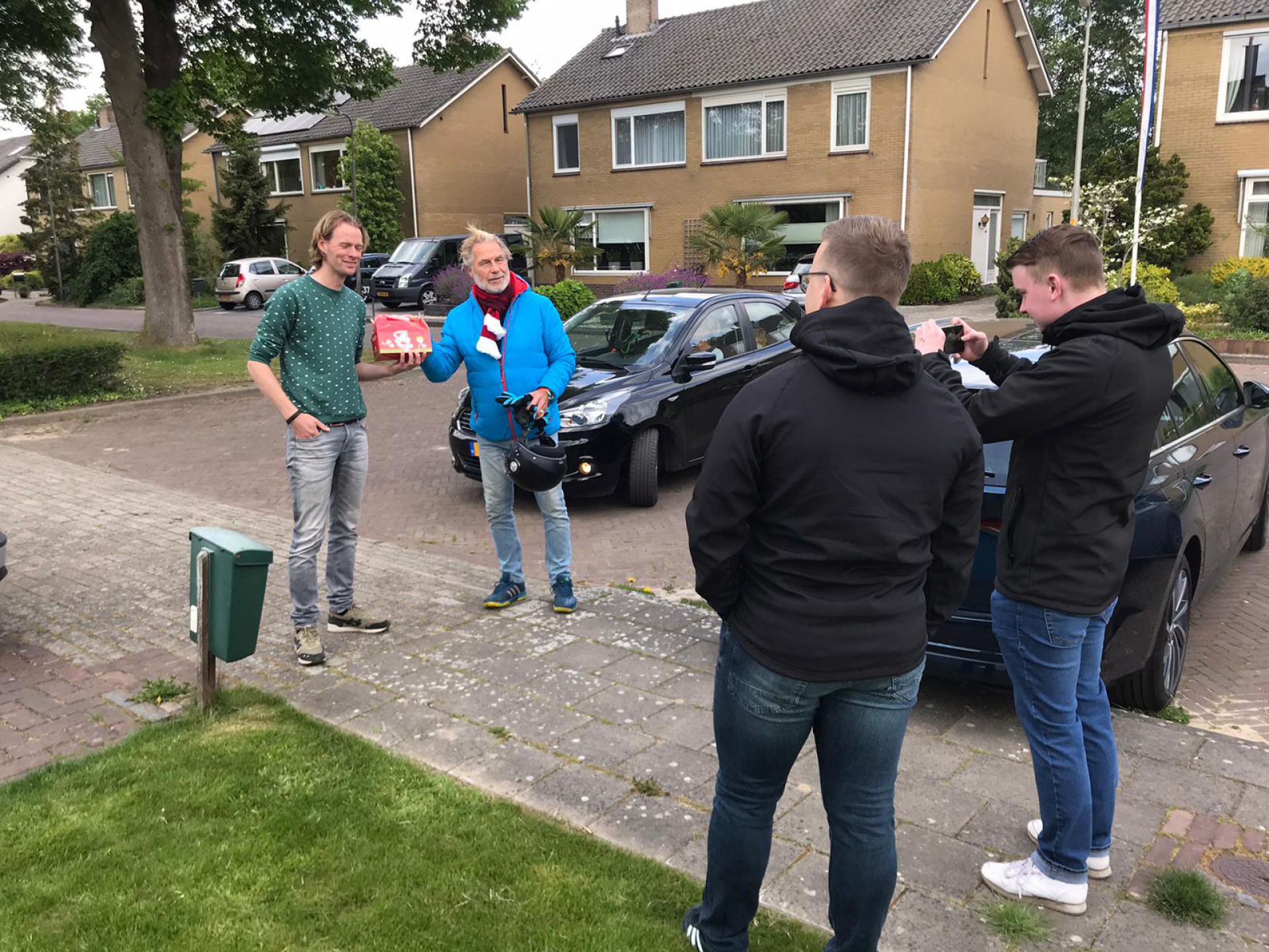 FC Twente deelt broodjes uit seizoenskaarthouders in Delden