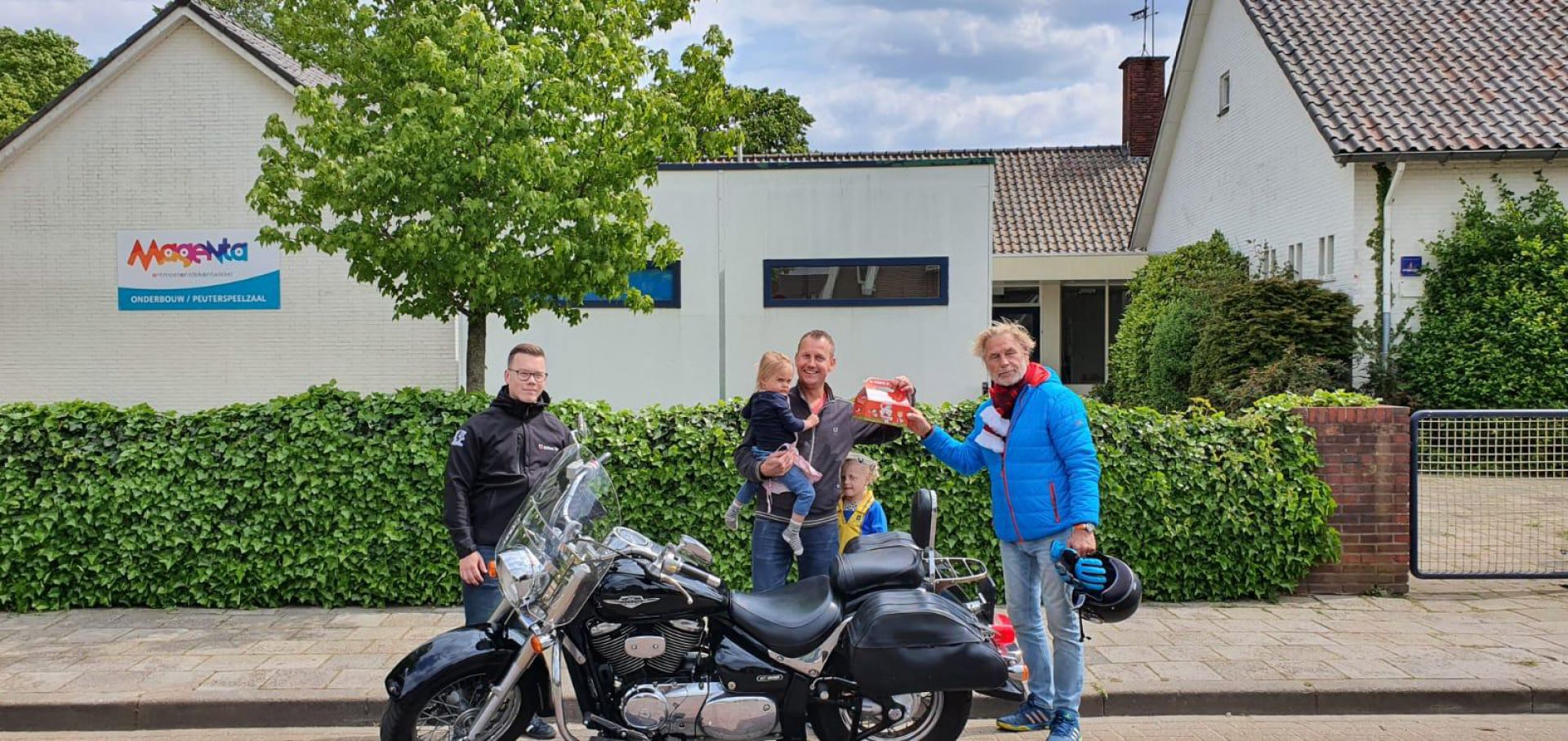 FC Twente deelt broodjes uit seizoenskaarthouders in Delden