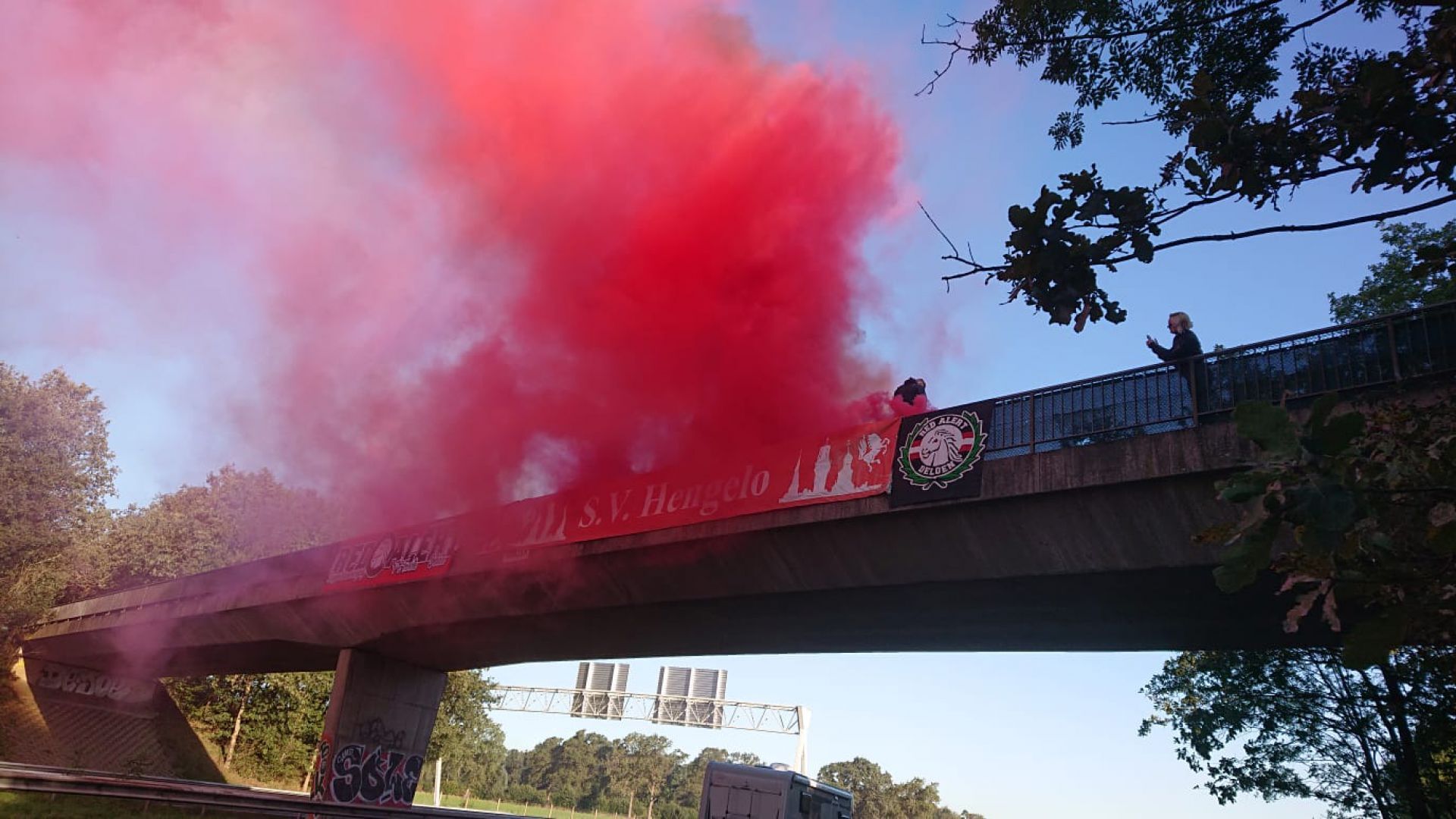 Deldense FC Twente supporters zwaaien spelers uit voor duel in Rotterdam