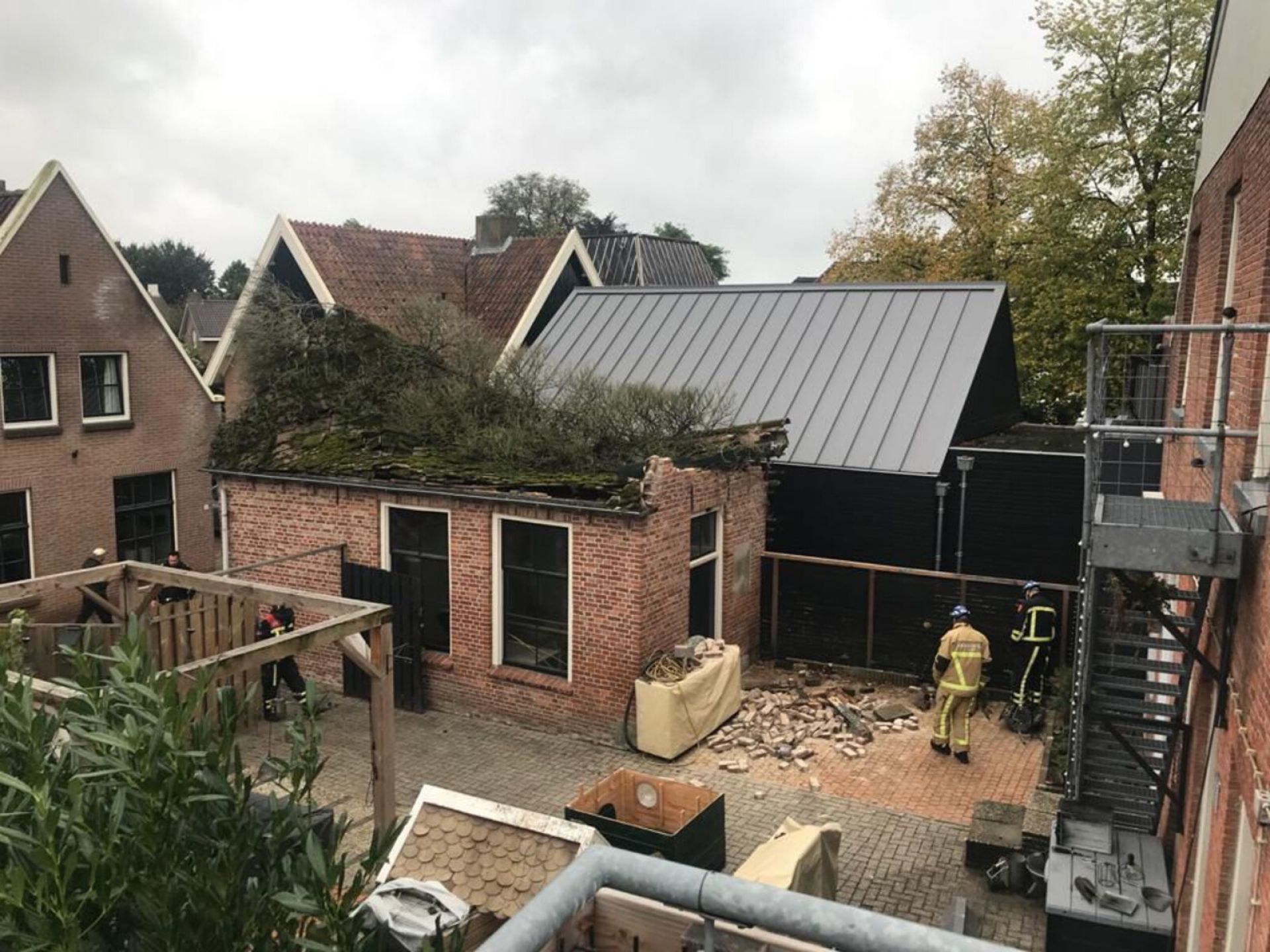 Schuur aan Zuidwal in Delden stort in 