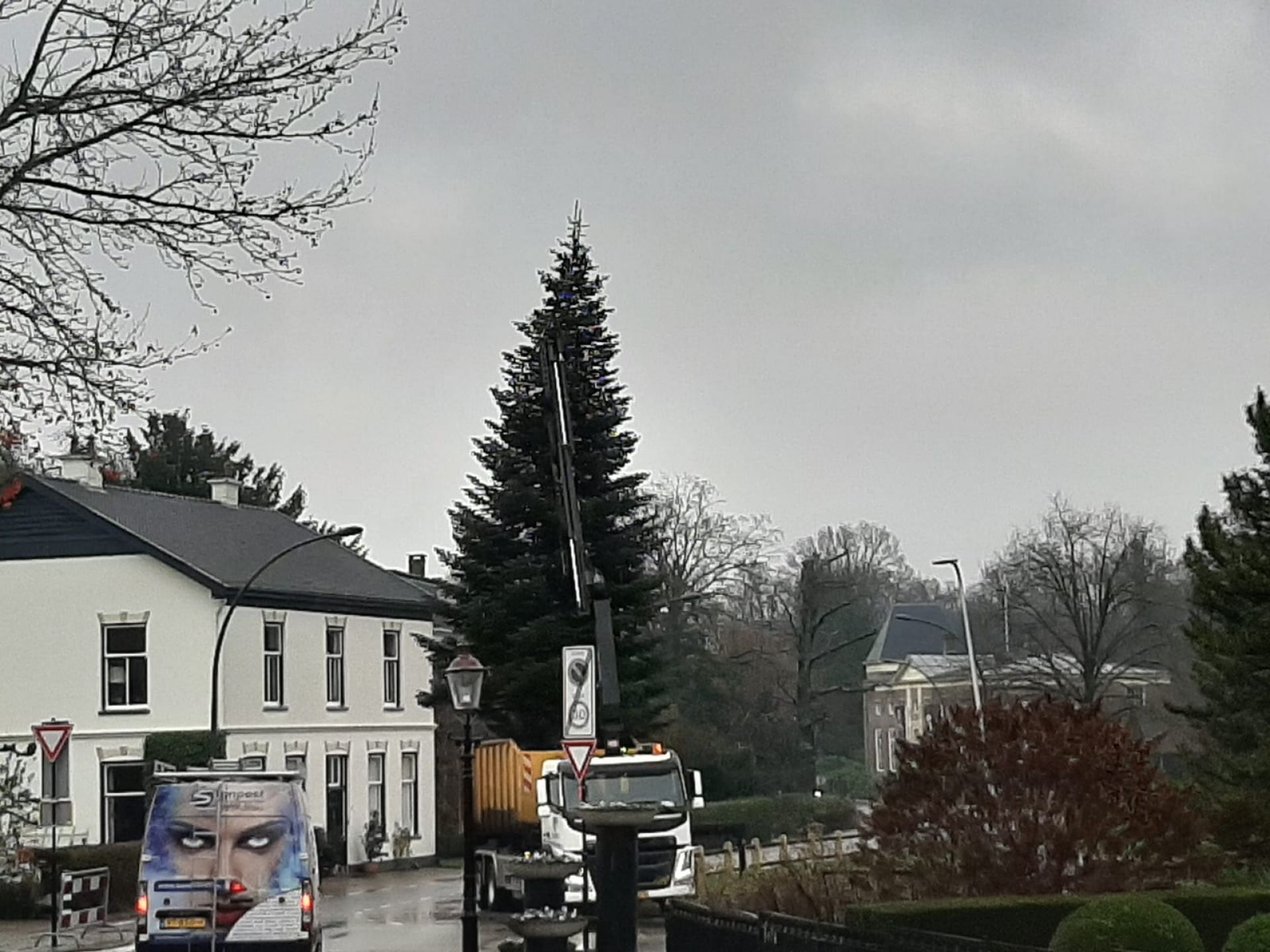 Grote kerstboom op Cramersweide staat weer