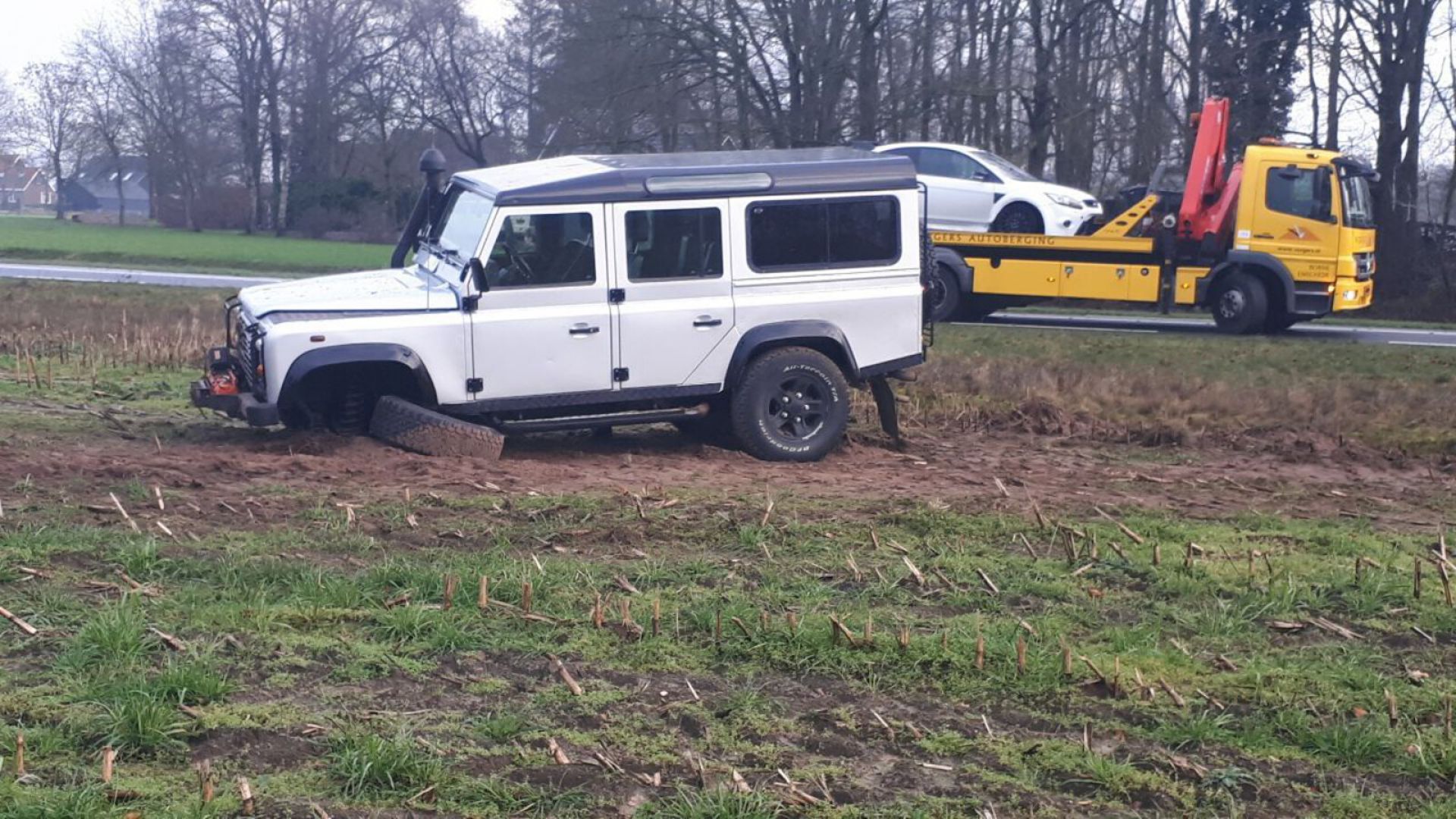Terreinwagen raakt van de weg op N346 bij Delden