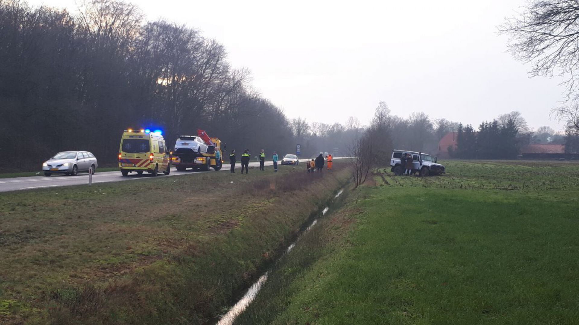 Terreinwagen raakt van de weg op N346 bij Delden