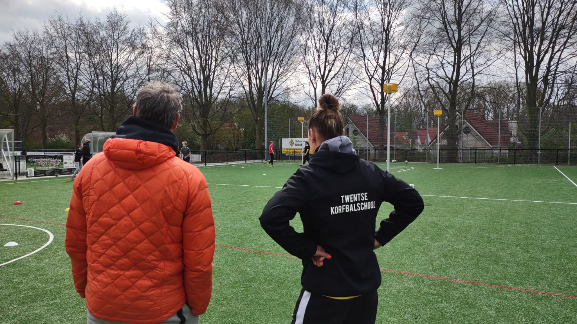 Topkorfballers trainen jeugd D.K.V. Zwart-Wit op Sportpark de Mors