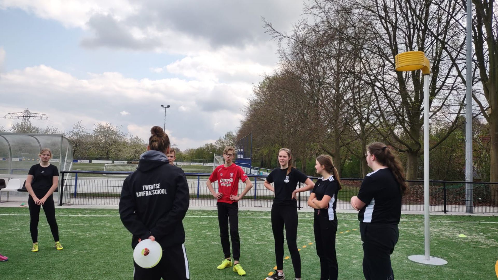 Topkorfballers trainen jeugd D.K.V. Zwart-Wit op Sportpark de Mors