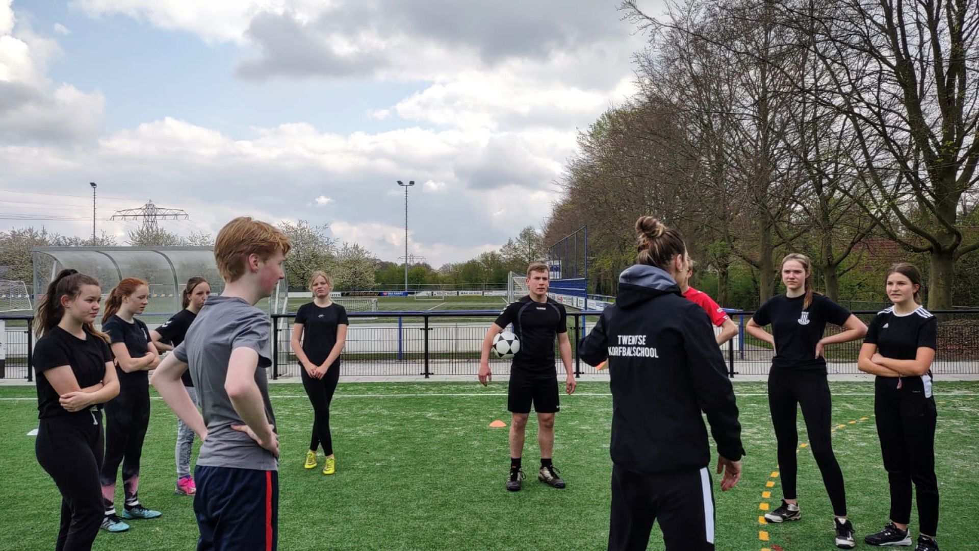 Topkorfballers trainen jeugd D.K.V. Zwart-Wit op Sportpark de Mors