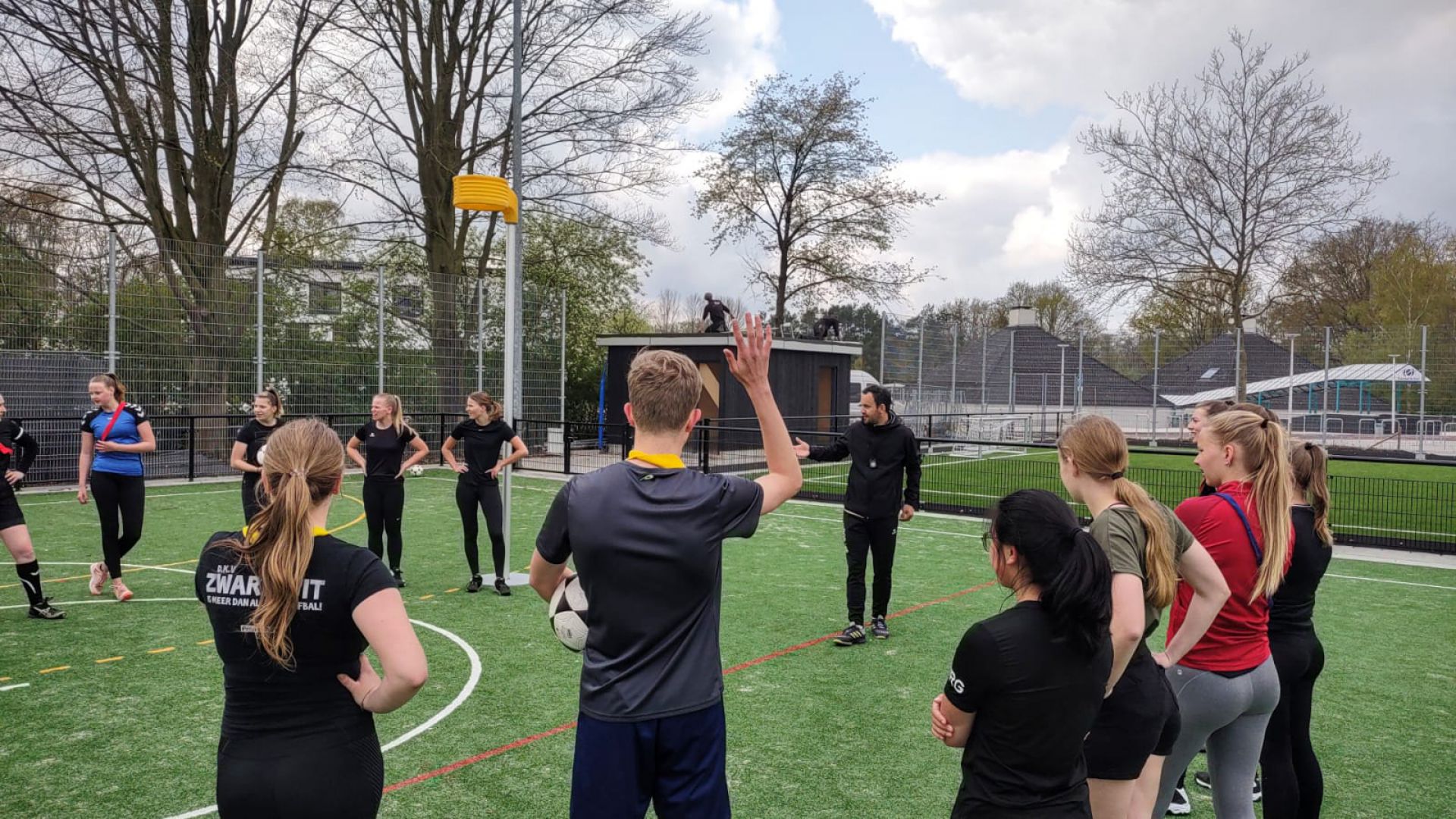 Topkorfballers trainen jeugd D.K.V. Zwart-Wit op Sportpark de Mors