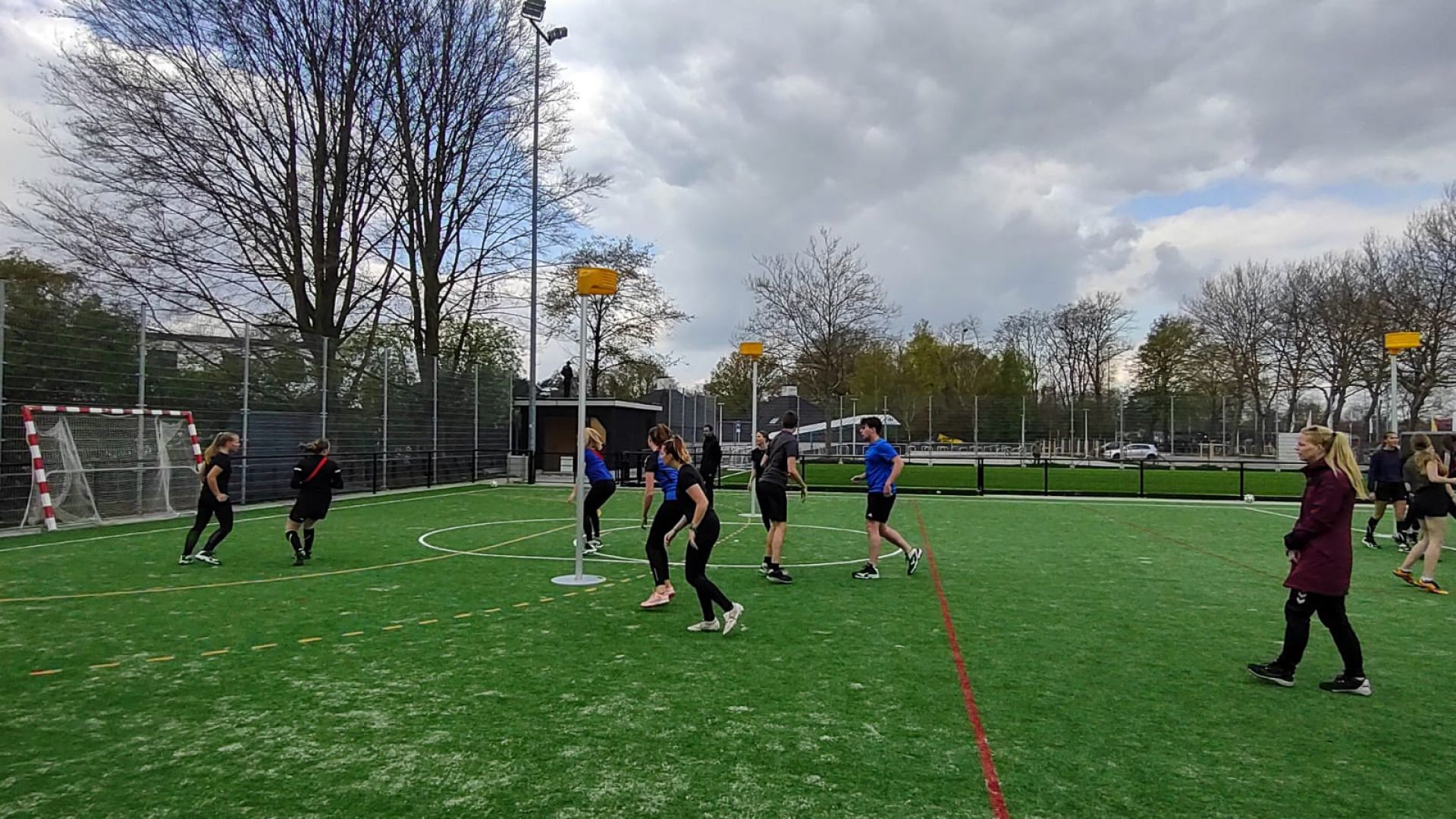 Topkorfballers trainen jeugd D.K.V. Zwart-Wit op Sportpark de Mors