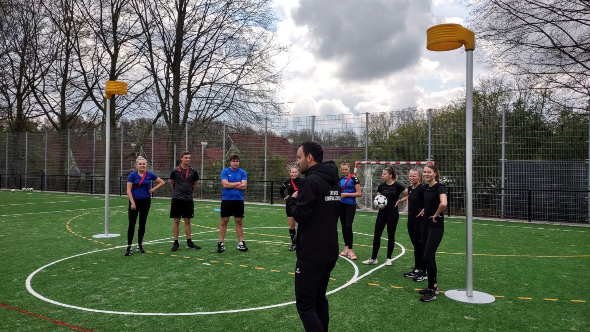 Topkorfballers trainen jeugd D.K.V. Zwart-Wit op Sportpark de Mors
