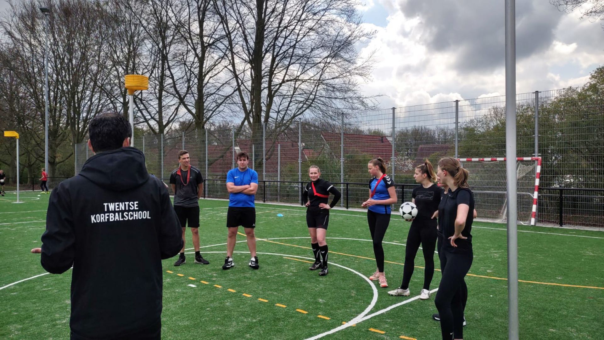 Topkorfballers trainen jeugd D.K.V. Zwart-Wit op Sportpark de Mors