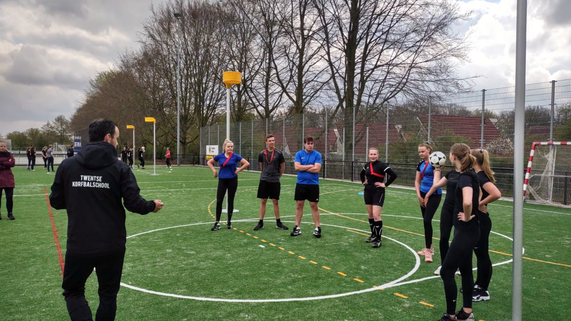 Topkorfballers trainen jeugd D.K.V. Zwart-Wit op Sportpark de Mors