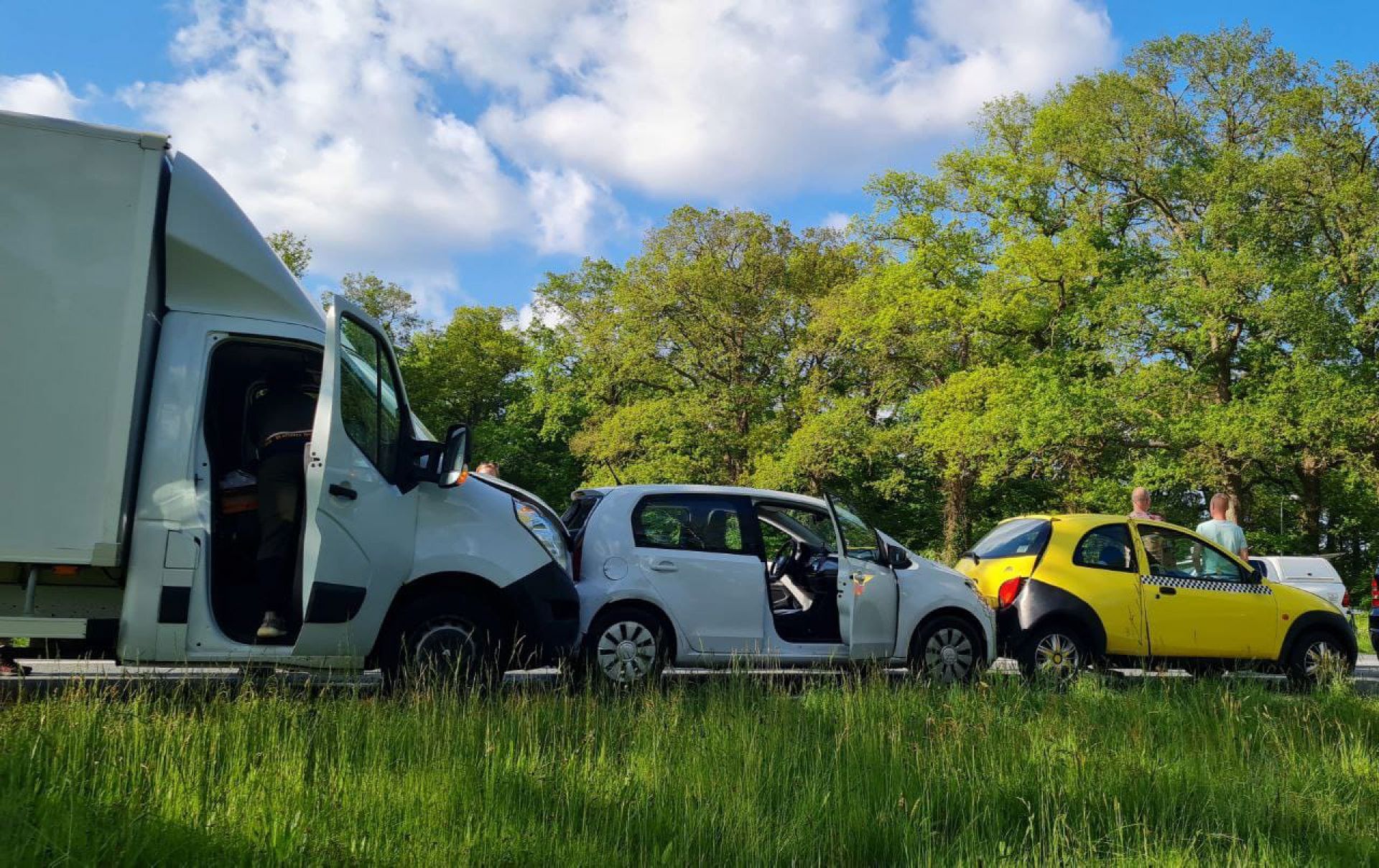 ​Vijf auto's botsen op elkaar op rondweg Delden 