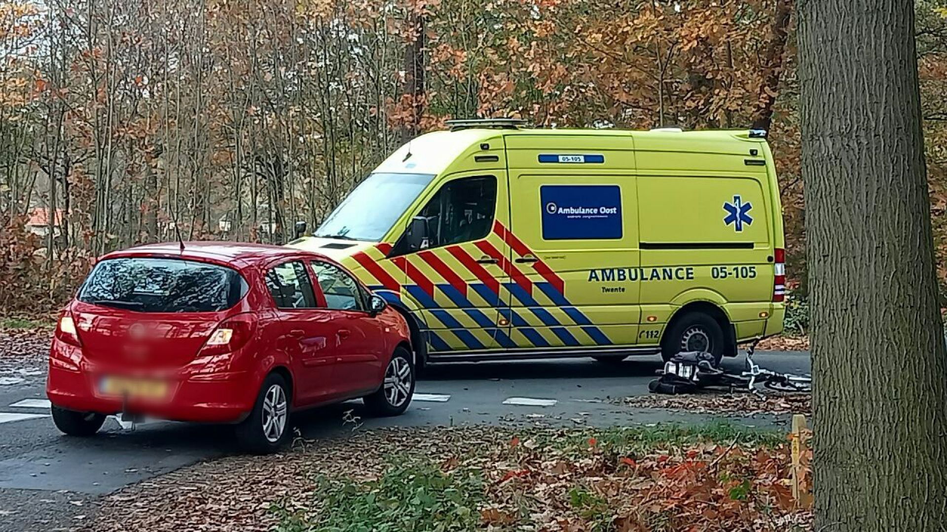 Fietser met spoed naar ziekenhuis na aanrijding in Delden
