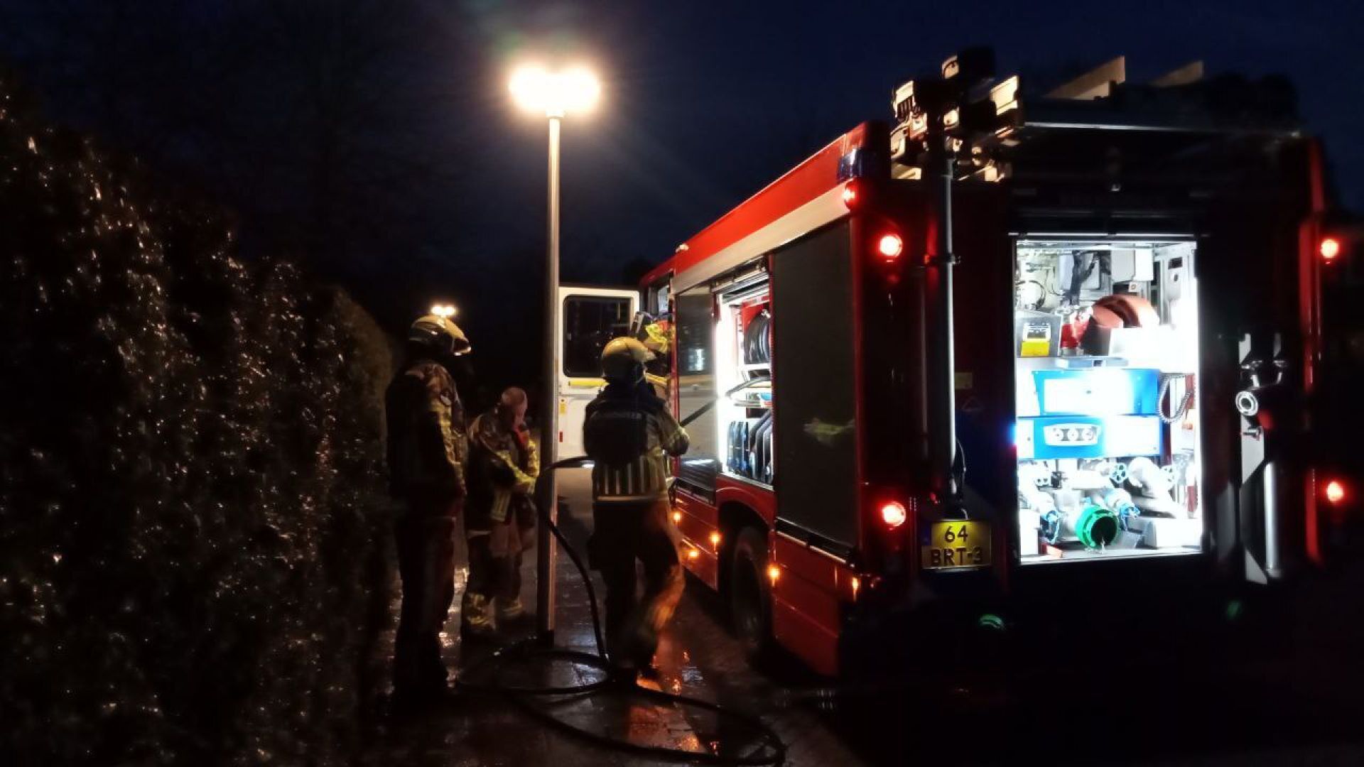 Bewoners Steinwegstraat Delden blussen brandende heg
