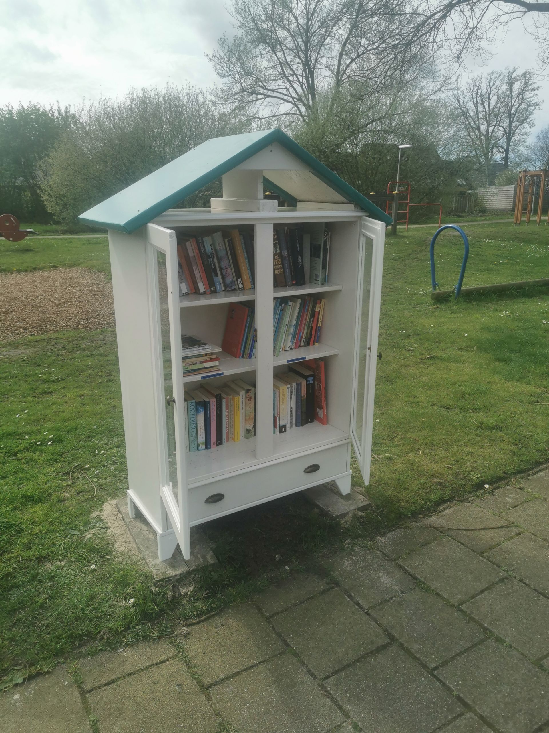 Boekenkastje Steinwegstraat in ere hersteld na vernieling