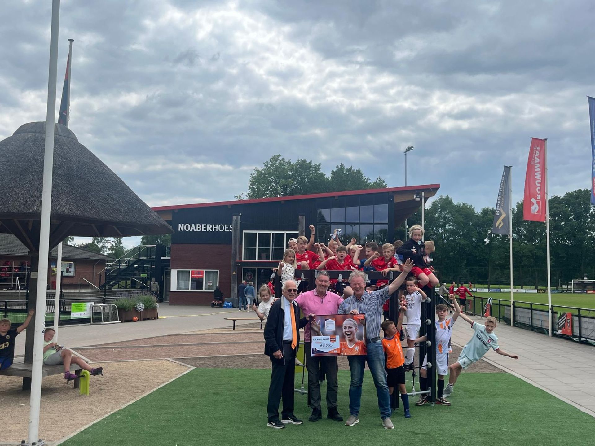 Rood Zwart ontvangt 5.000 euro voor Beweegplein Noaberhoes