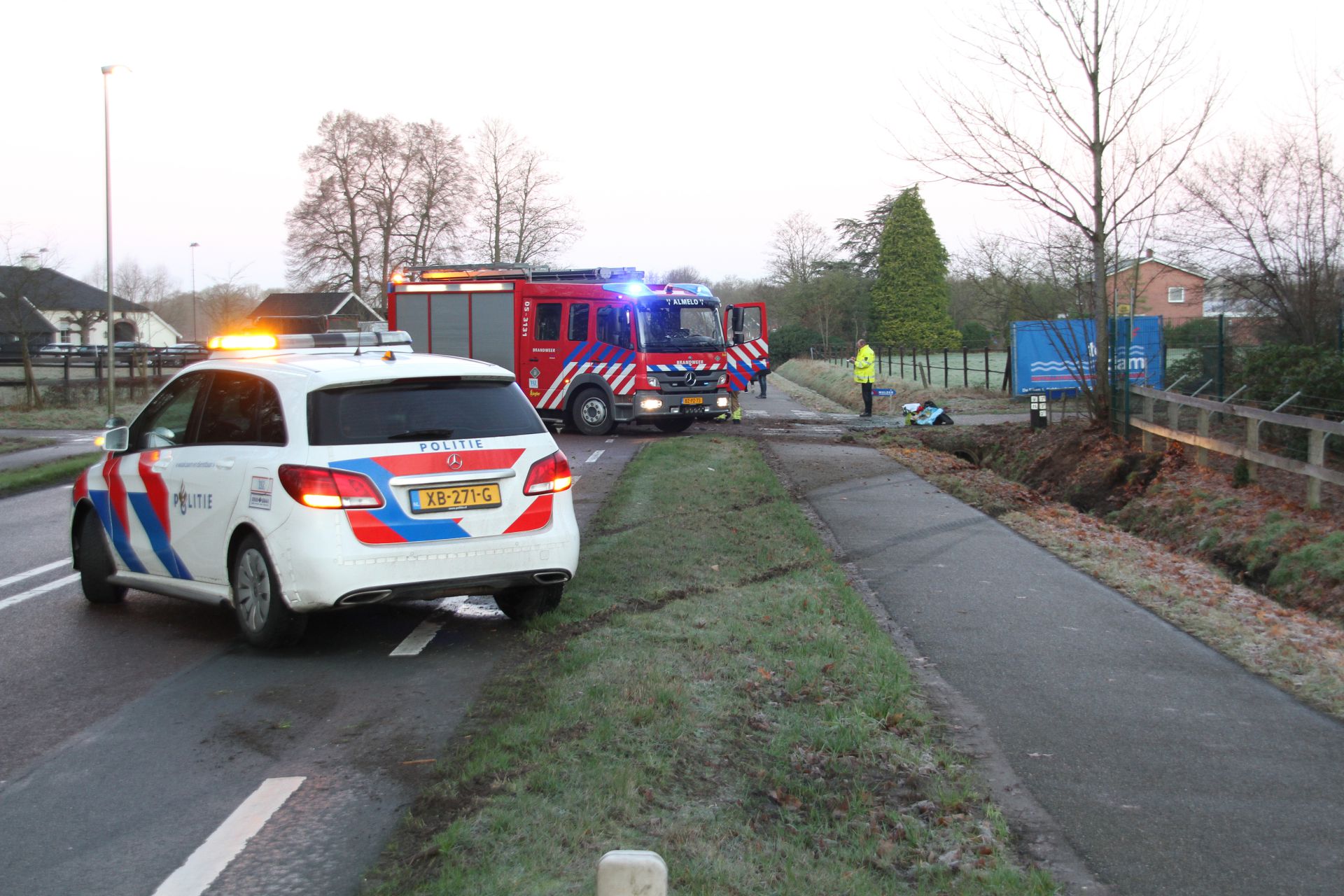 Bestuurder gewond in buitengebied Delden na slip en botsing door gladheid