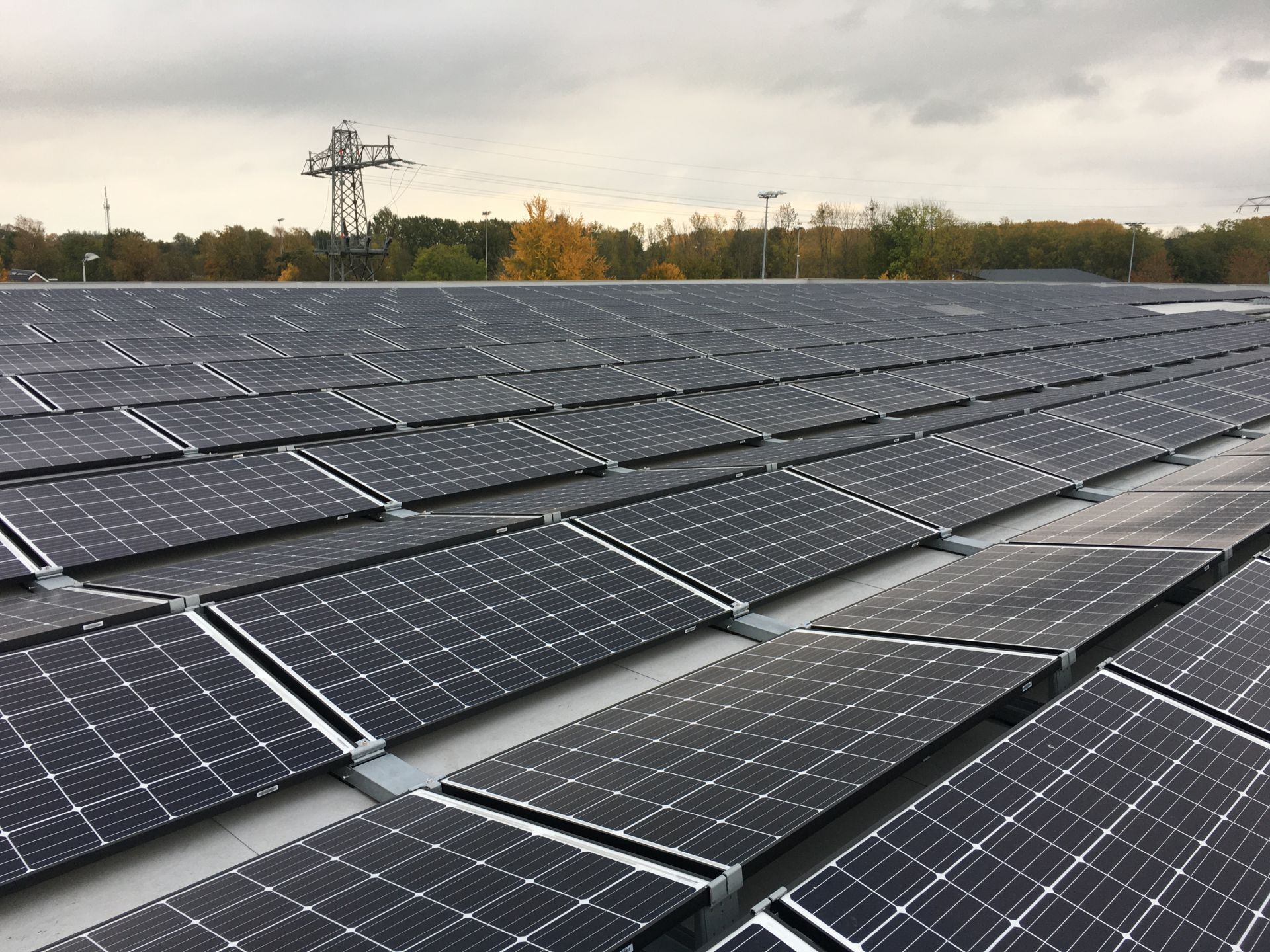 850 zonnepanelen op nieuwe sporthal De Mors in Delden