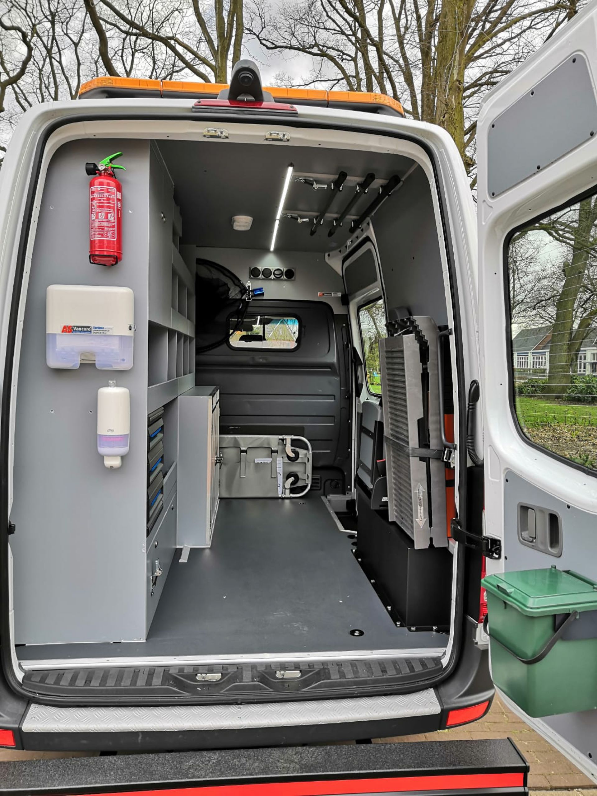 Nieuwe dierenambulance Hof van Twente kan bijna de weg op