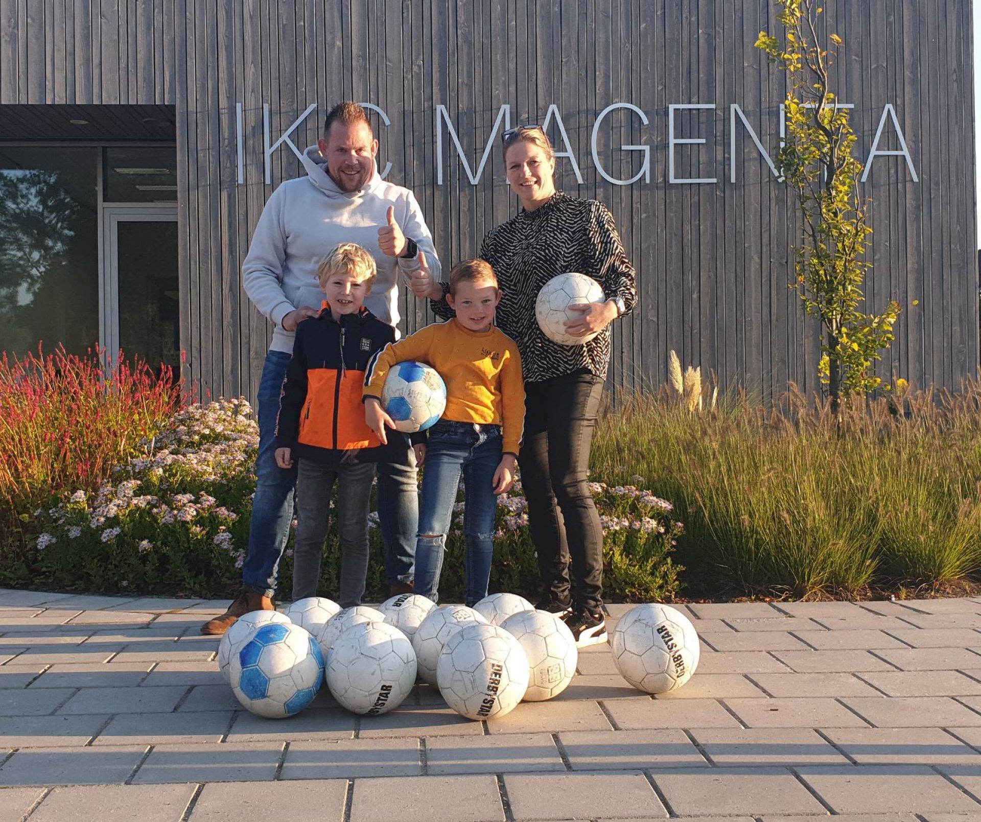 Rood Zwart schenkt ballen aan Deldense basisscholen  