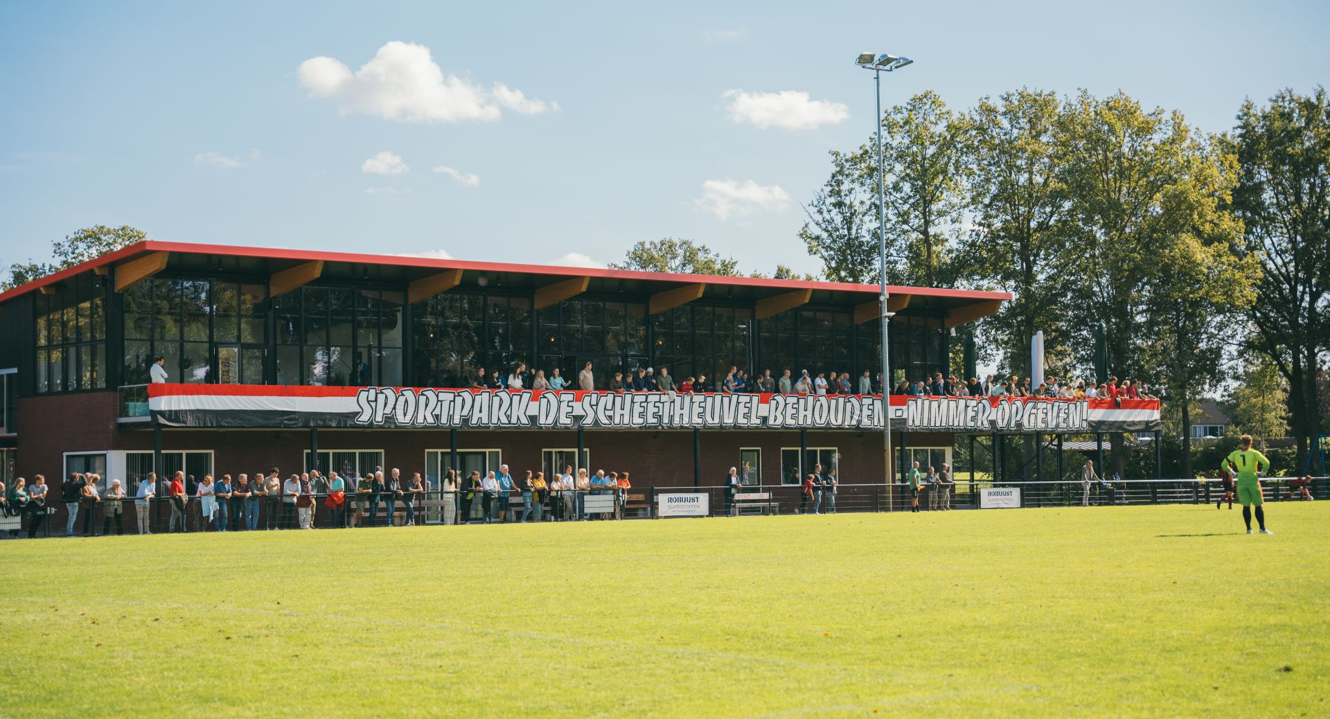 Leden Rood Zwart benadrukken standpunt over sportpark met groot spandoek tijdens seizoenstart