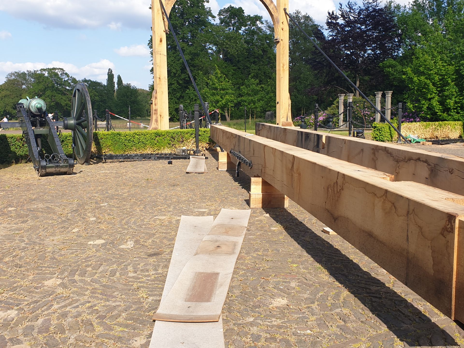 Ophaalbrug van kasteel Twickel weer compleet