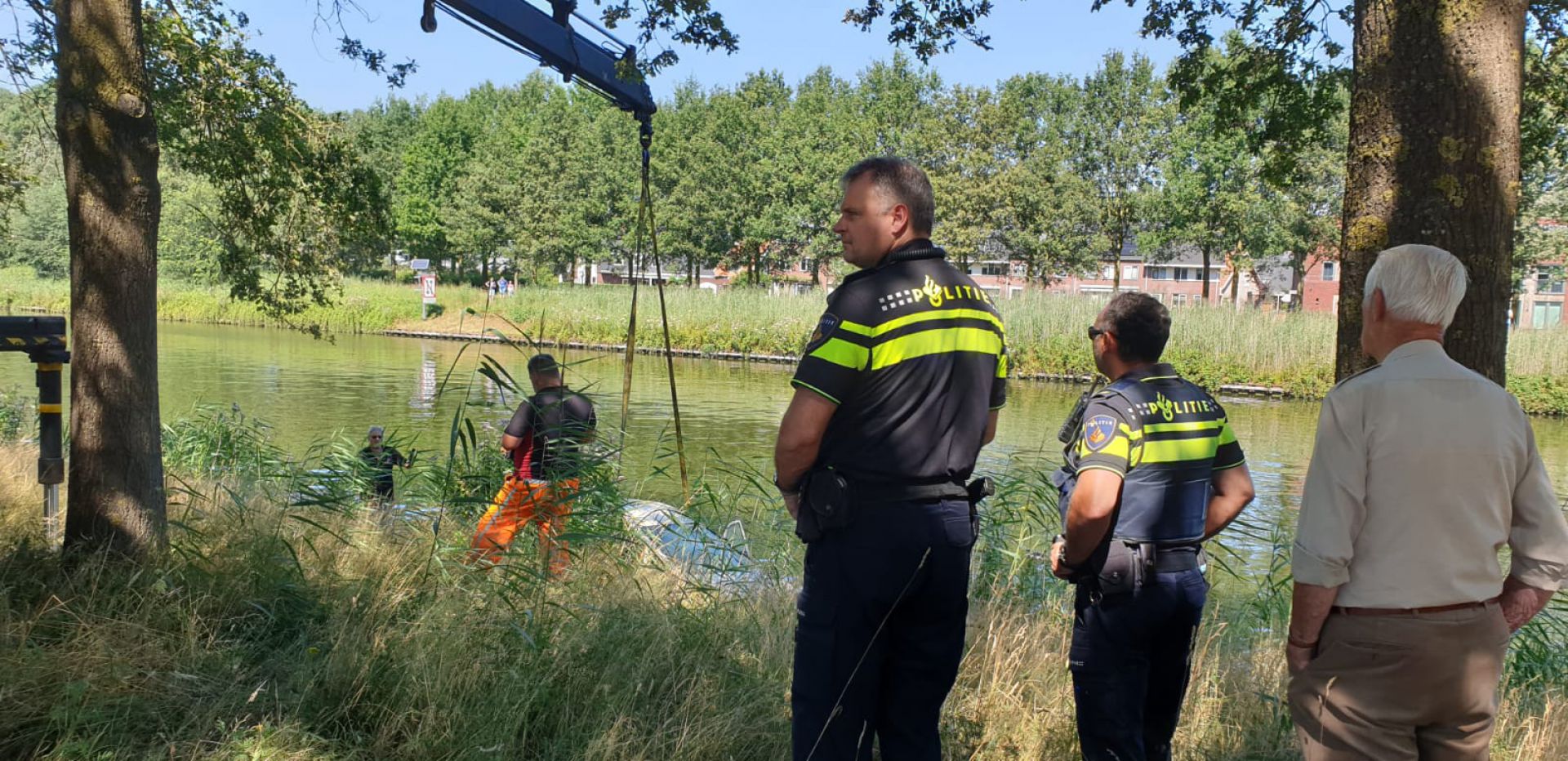 Auto uit Twentekanaal bij Delden getakeld