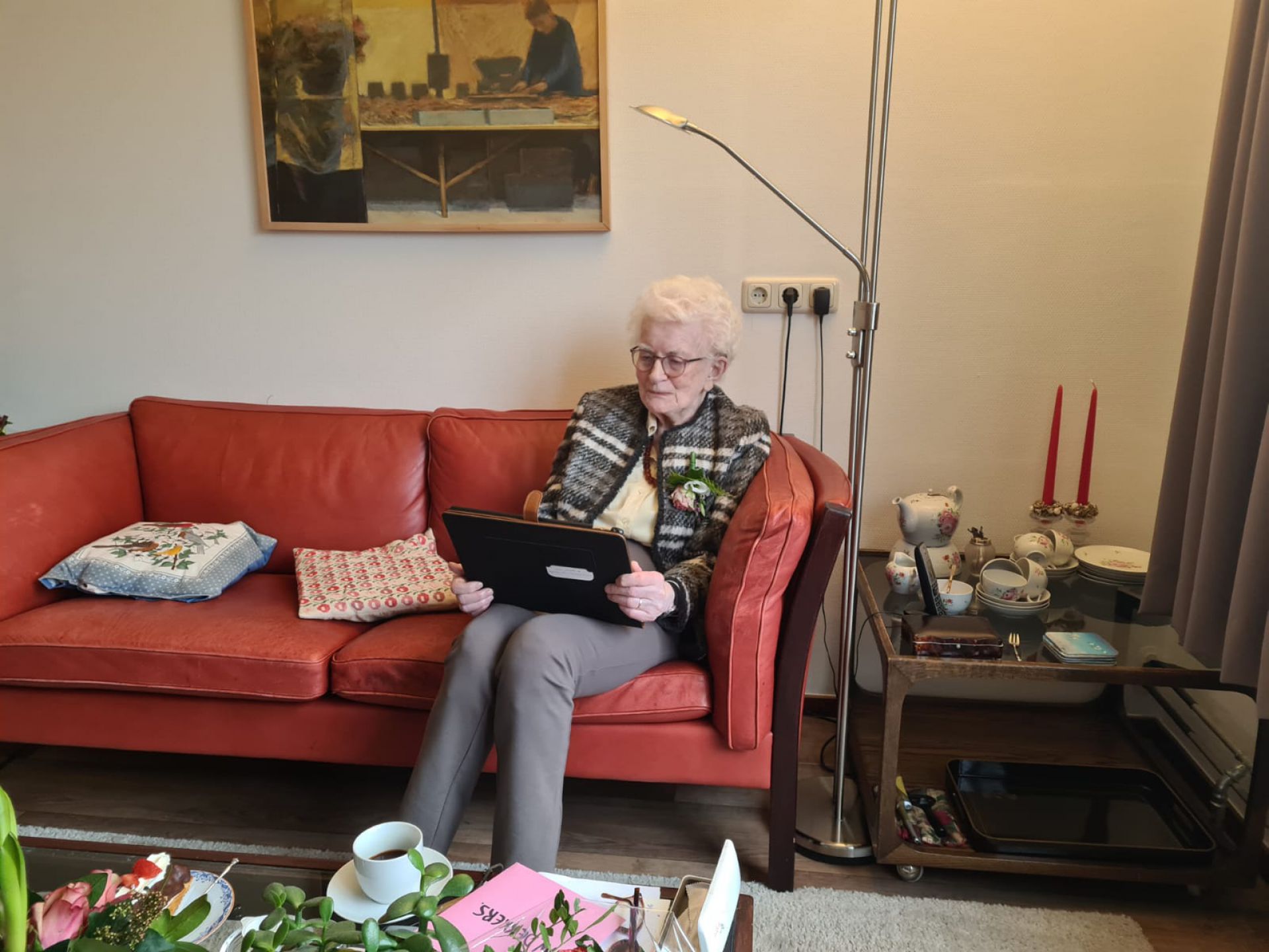 Deldense Emmy Dekkers -  Van Houten mag 100 kaarsjes uitblazen