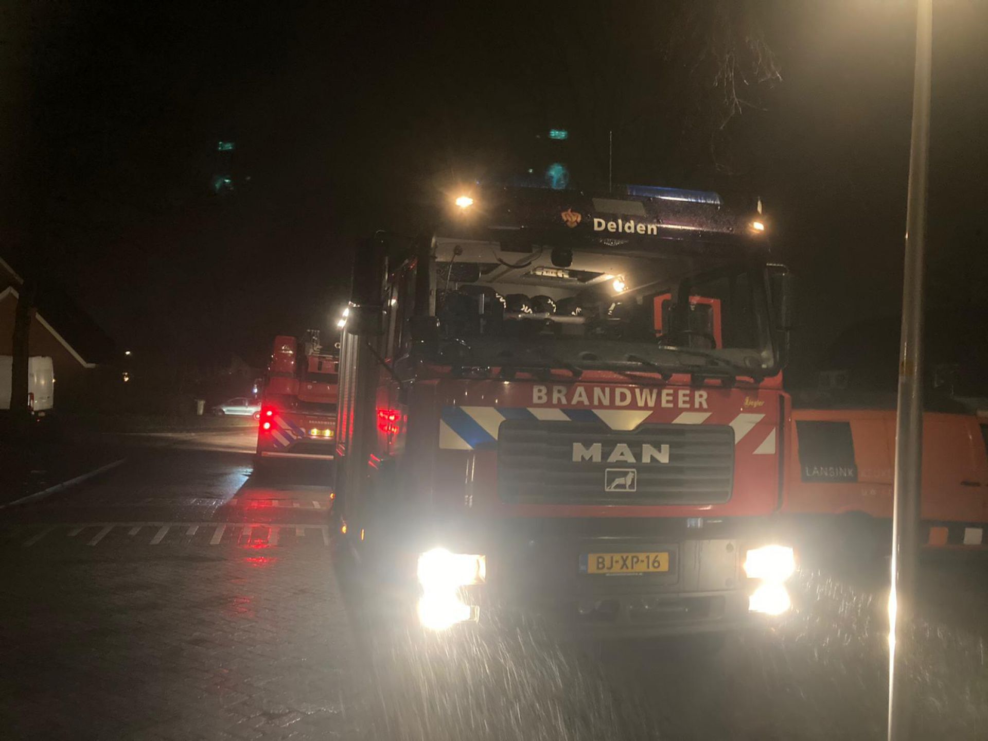 Brandweer rukt uit voor schoorsteenbrand aan De Pol Delden