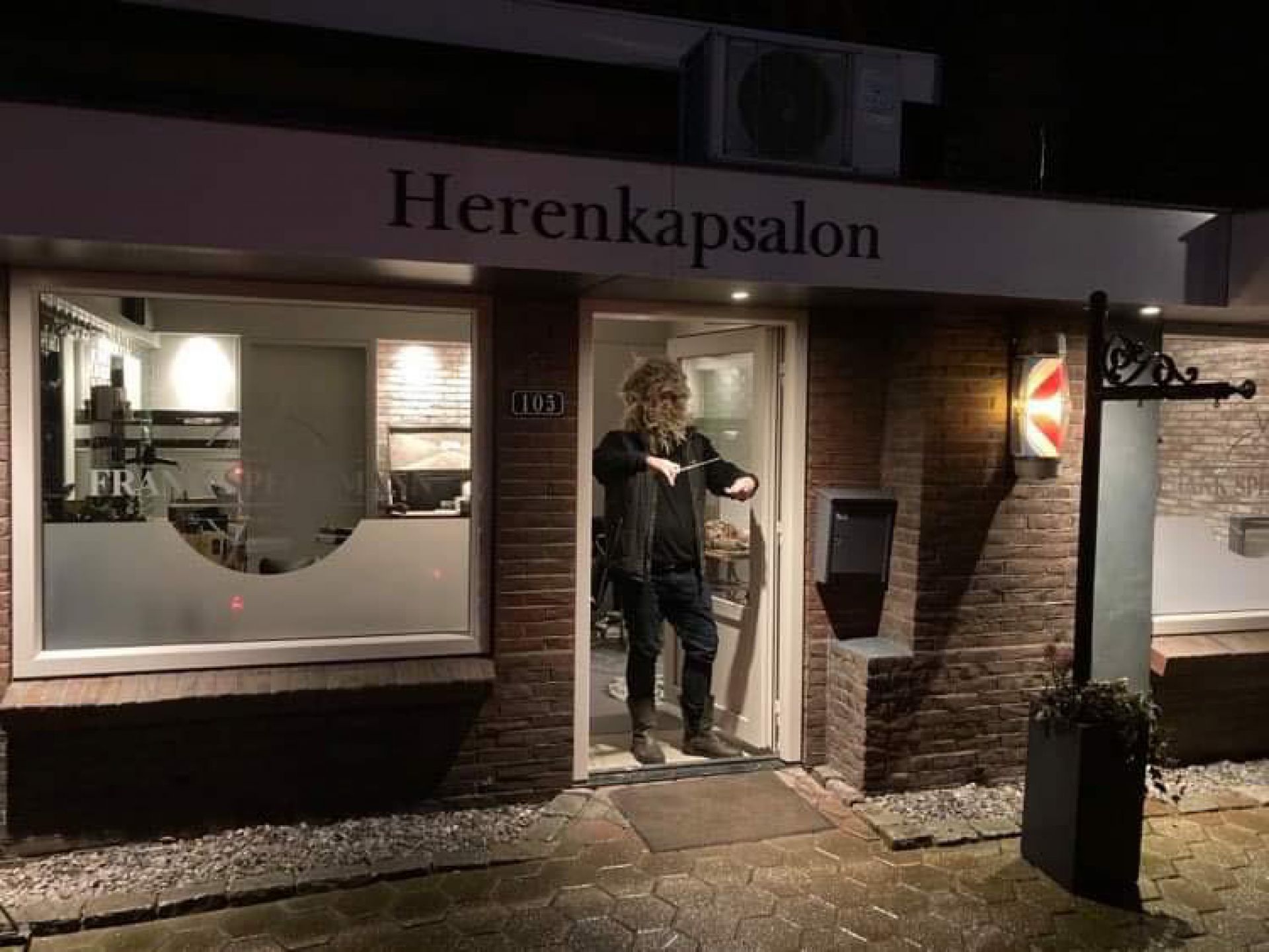 Deldense kappers doen mee met landelijke actie #lichtvoordathetuitgaat