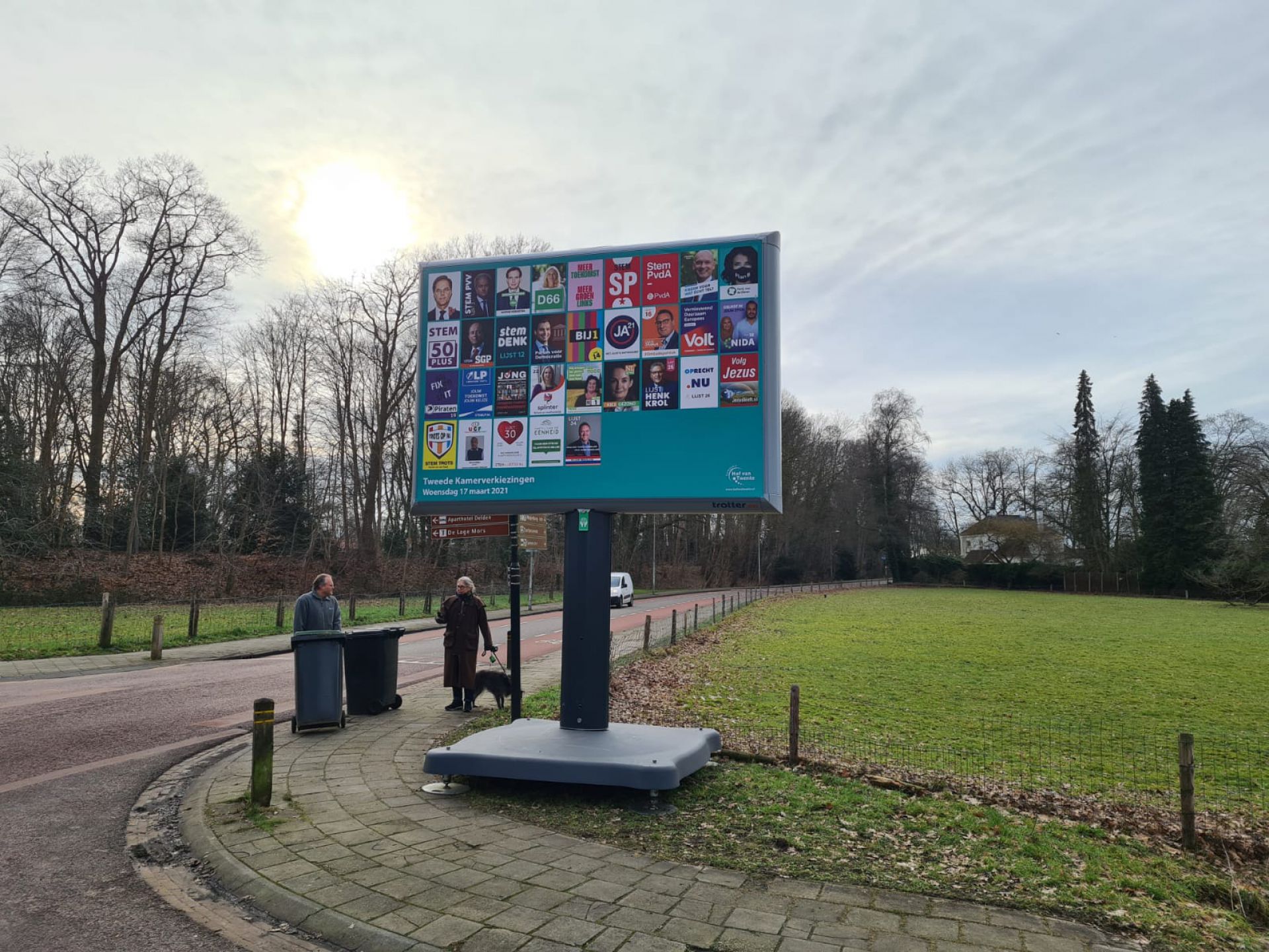 Verkiezingsborden geplaatst en stempassen bezorgd