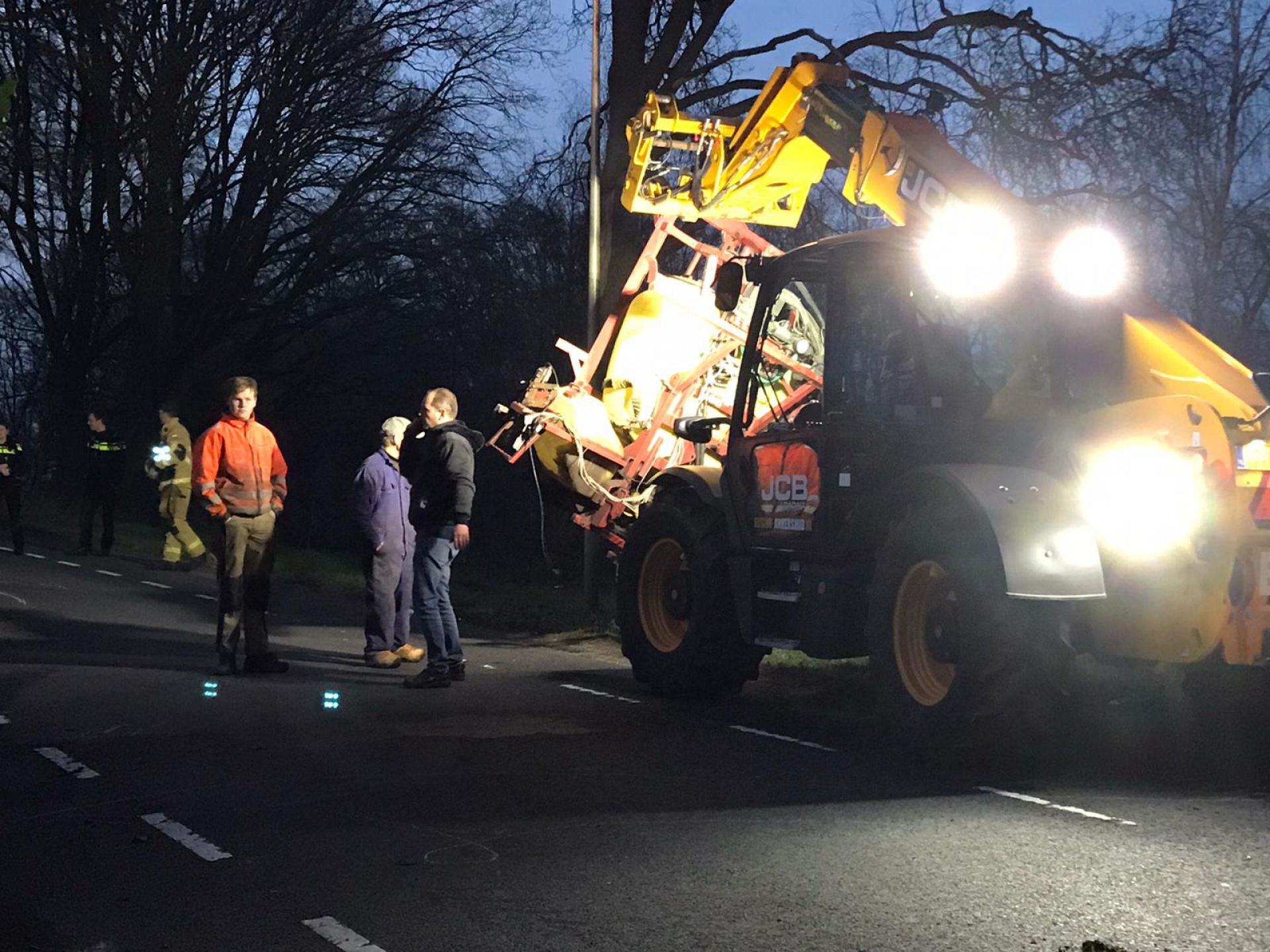 Trekker raakt van de weg aan overzijde kanaal bij Delden