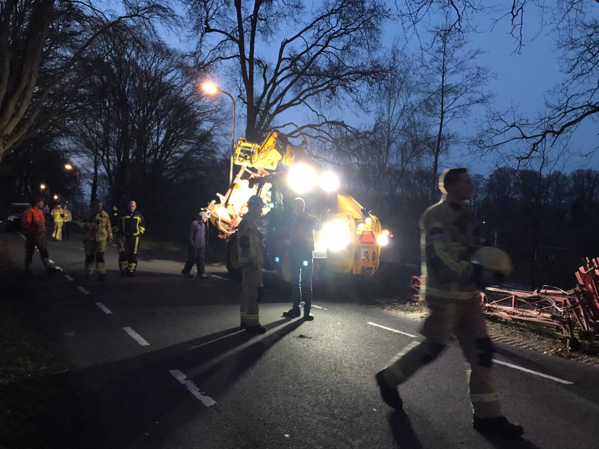 Trekker raakt van de weg aan overzijde kanaal bij Delden