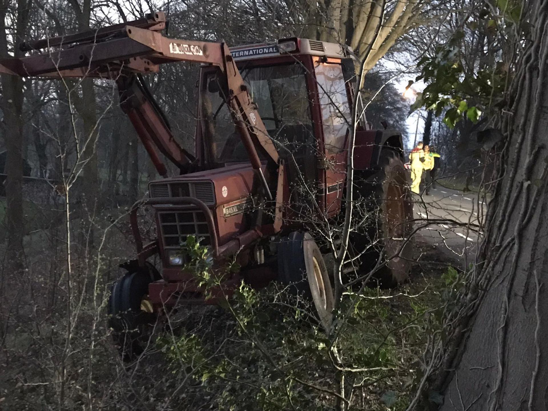 Trekker raakt van de weg aan overzijde kanaal bij Delden