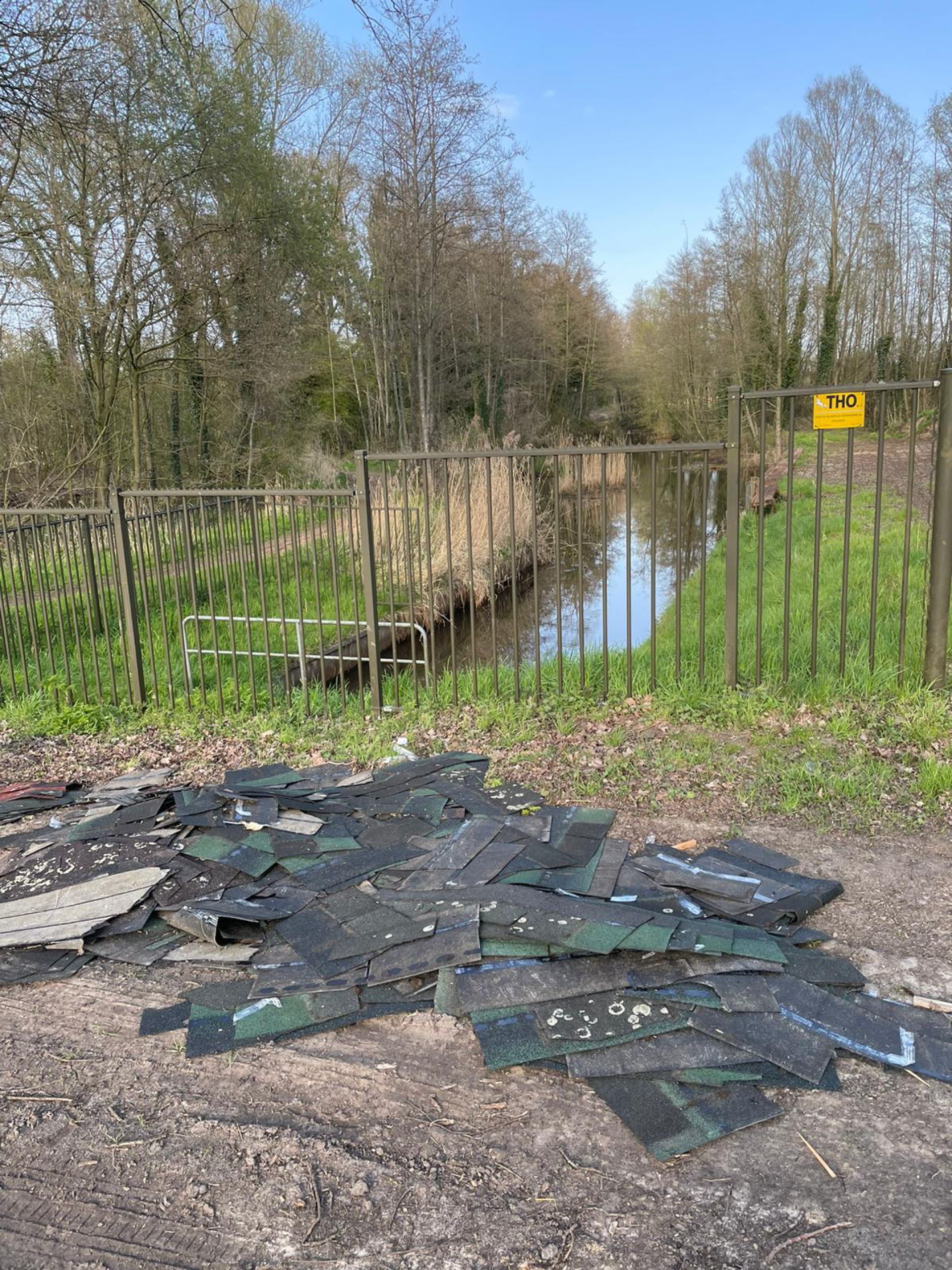 Dakbedekking gedumpt in buitengebied Delden