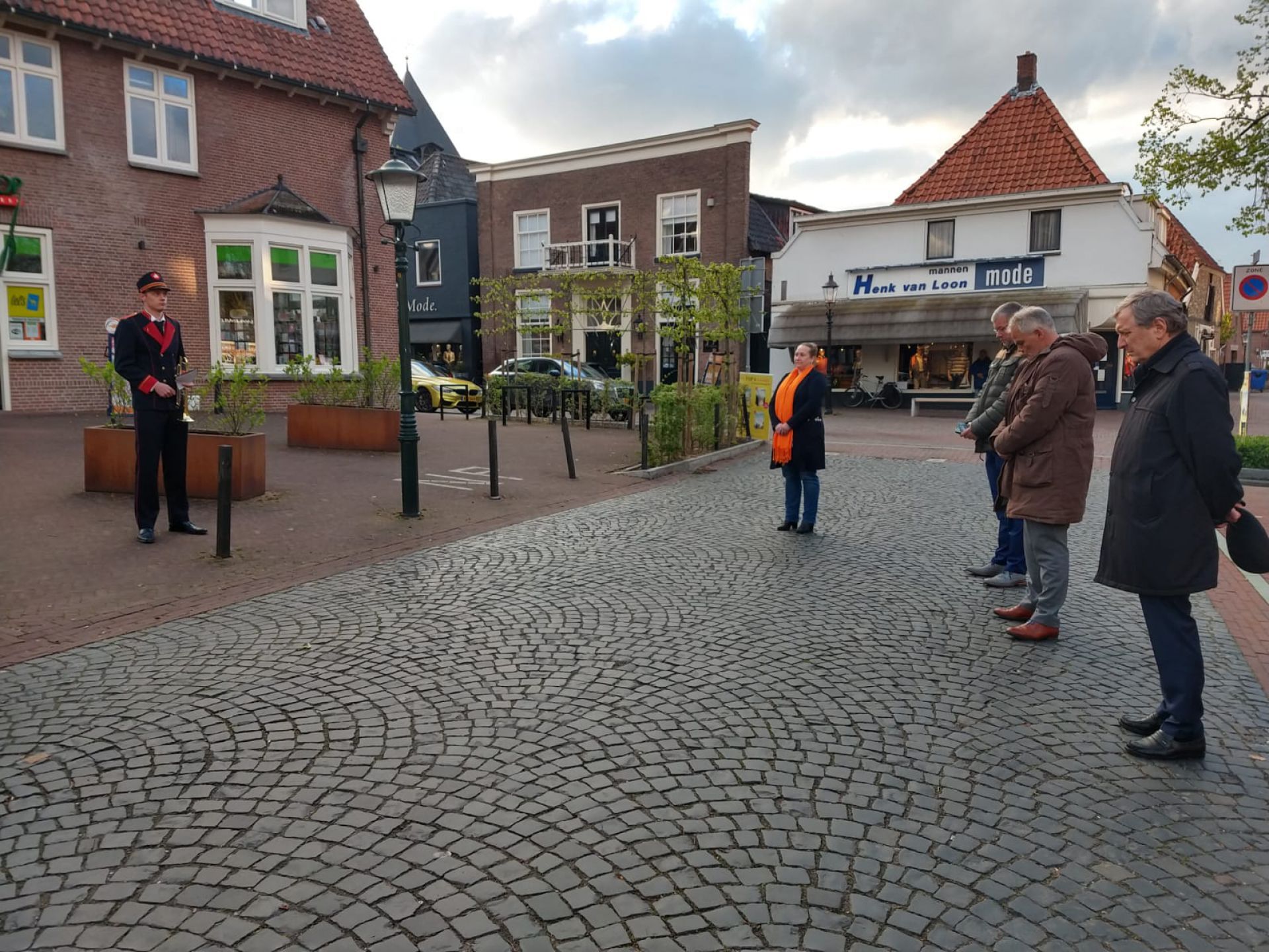 Dodenherdenking in Delden: Kransleggingen op Algemene begraafplaats en bij monument De schreeuw