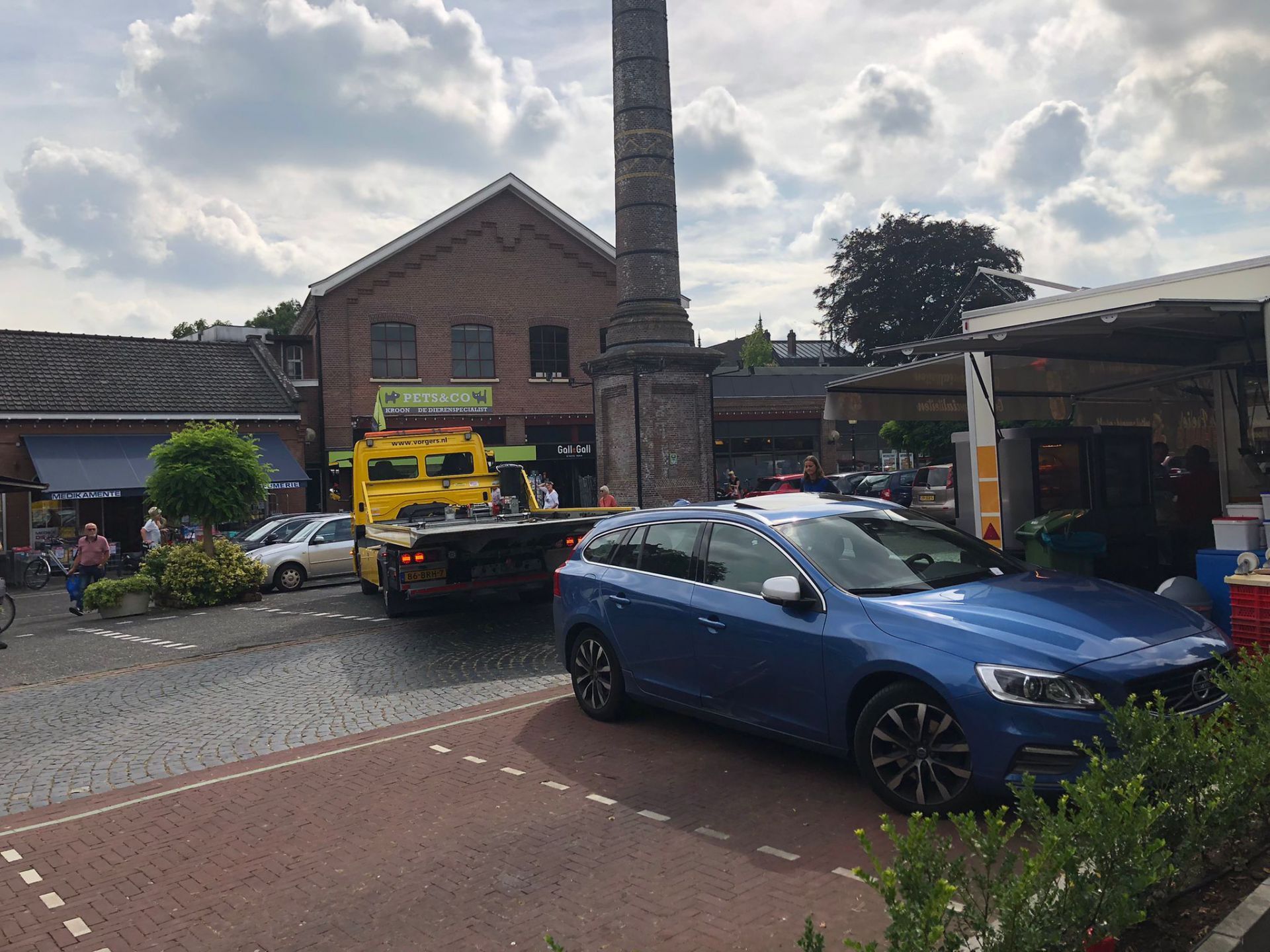 Auto afgesleept die tijdens markt geparkeerd stond aan Ressingplein Delden