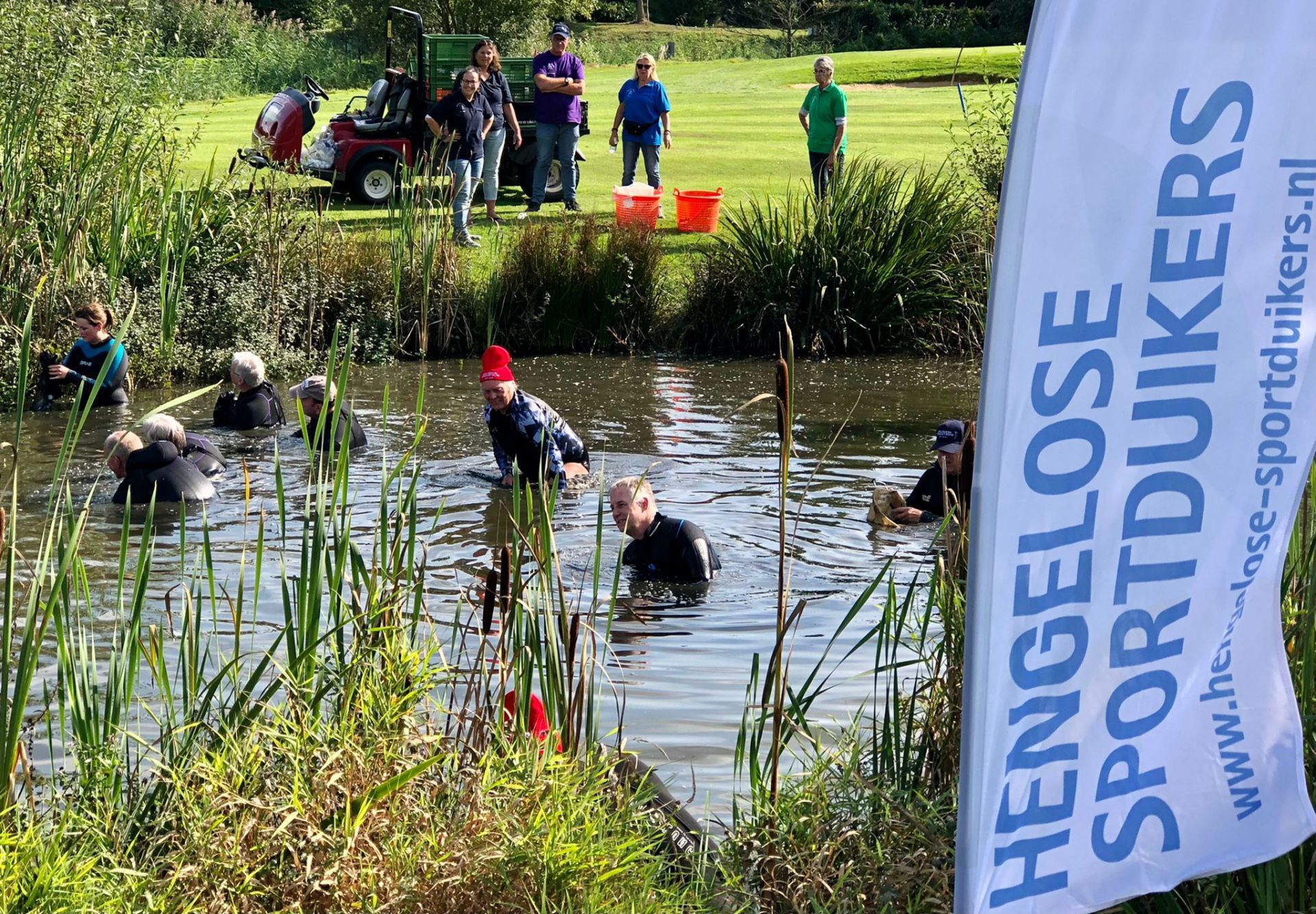 6500 golfballen uit vijvers golfbaan De Lange Mors in Delden gevist